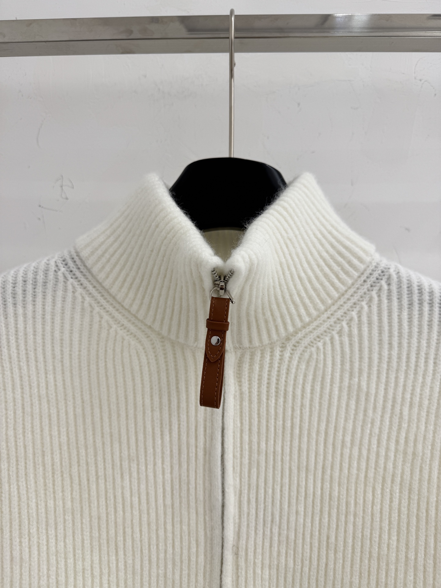 Hermès Hermes26早春新款 高领拉链针织开衫‌ 整体设计简约而富有细节感 正面两侧设有对称口袋