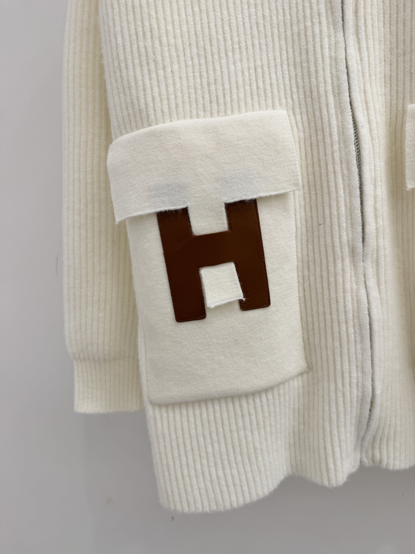 Hermès Hermes26早春新款 高领拉链针织开衫‌ 整体设计简约而富有细节感 正面两侧设有对称口袋