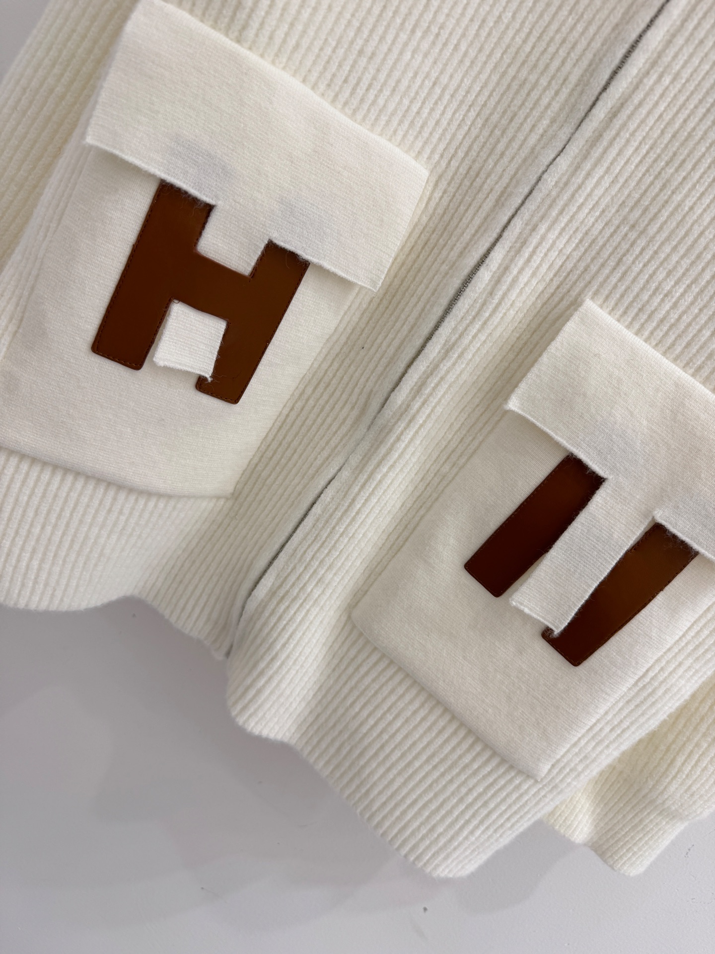 Hermès Hermes26早春新款 高领拉链针织开衫‌ 整体设计简约而富有细节感 正面两侧设有对称口袋