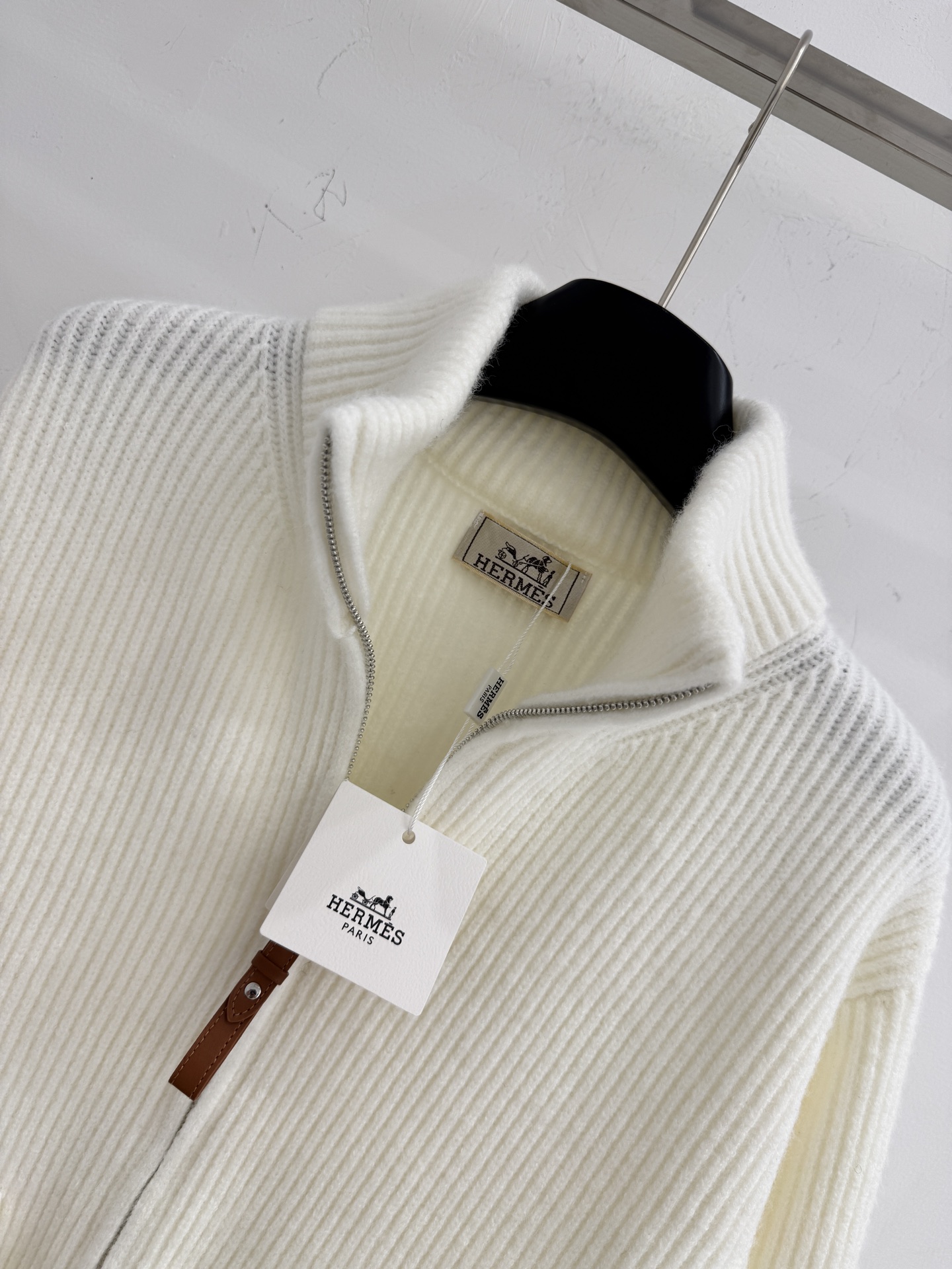 Hermès Hermes26早春新款 高领拉链针织开衫‌ 整体设计简约而富有细节感 正面两侧设有对称口袋