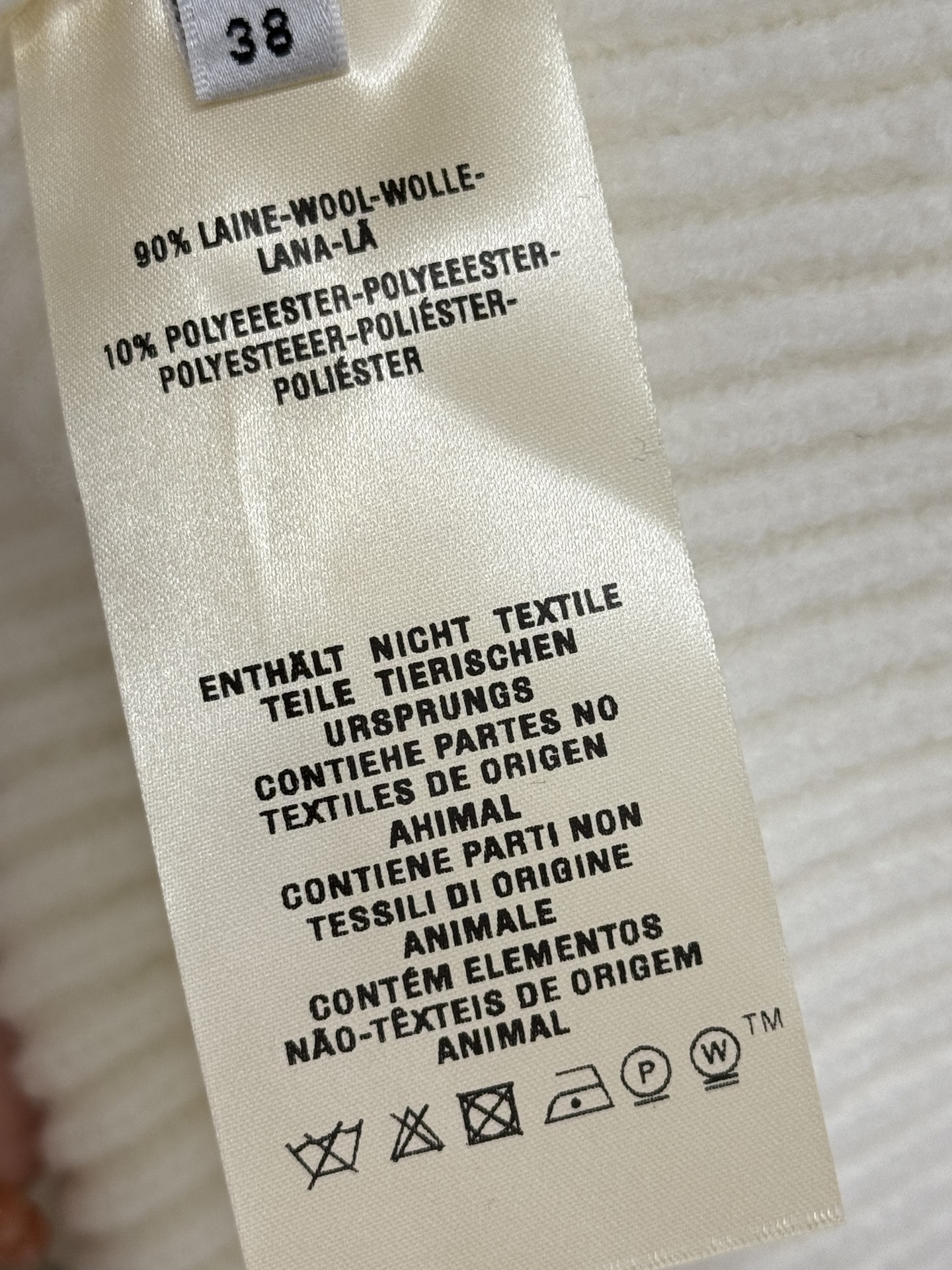 Hermès Hermes26早春新款 高领拉链针织开衫‌ 整体设计简约而富有细节感 正面两侧设有对称口袋