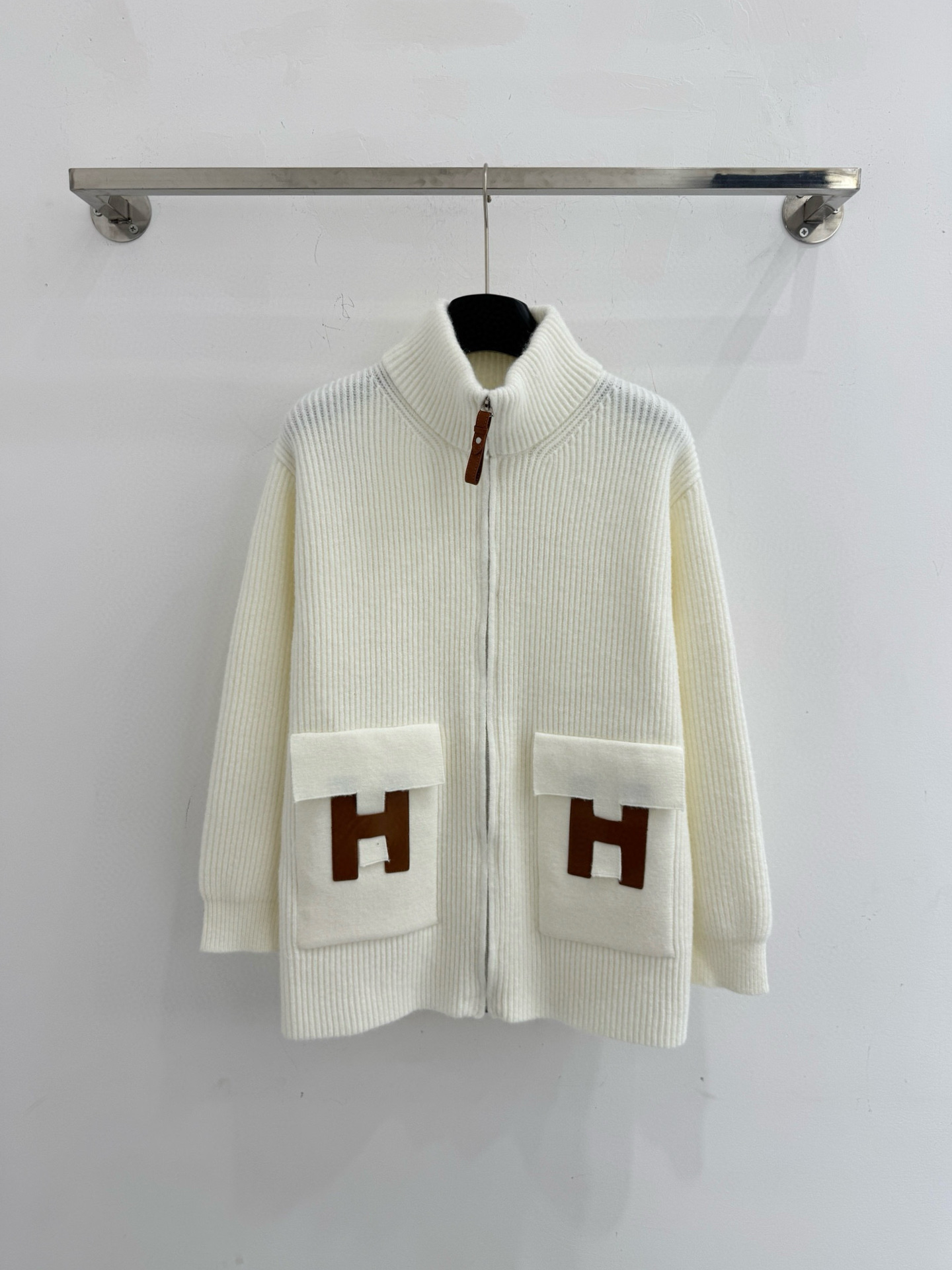 Hermès Hermes26早春新款 高领拉链针织开衫‌ 整体设计简约而富有细节感 正面两侧设有对称口袋
