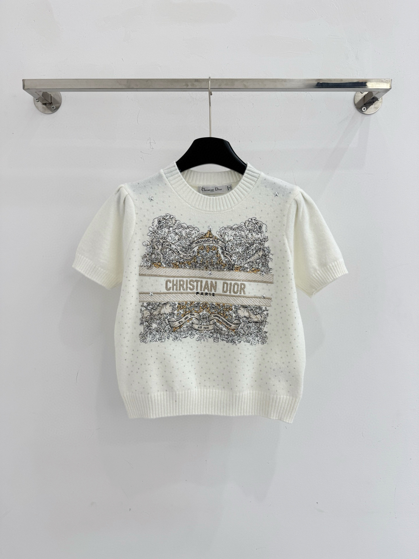 Dior 胸前印有金色“CHRISTIAN DIOR”品牌字样 搭配金色龙纹图案与星星刺绣