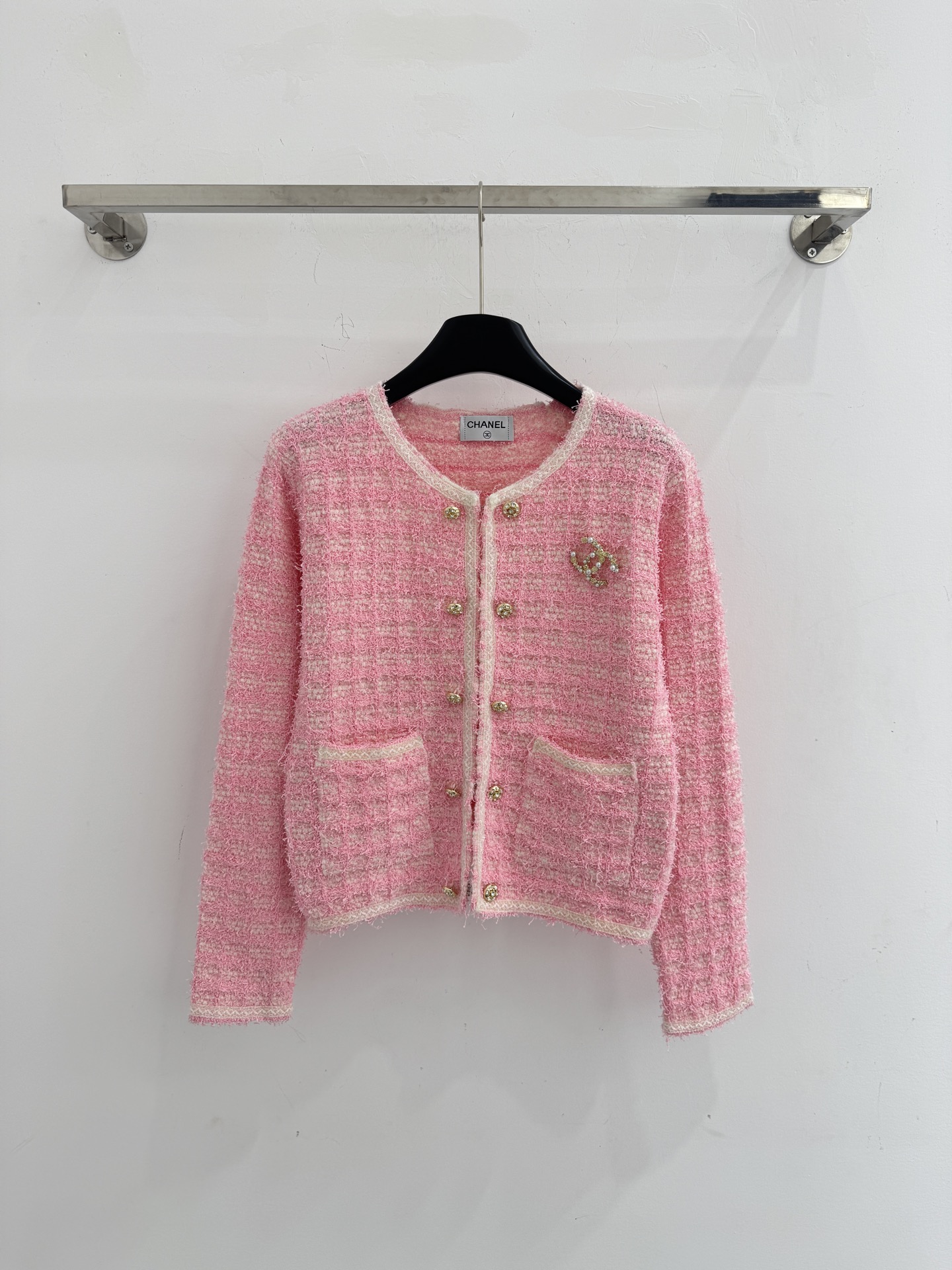 Chanel 整体版型宽松不臃肿，优雅的松弛感，胸前珍珠字母胸针，金属质感纽扣 感十足