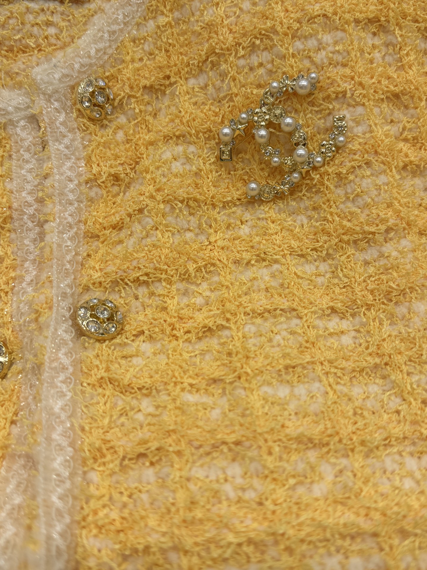 Chanel 整体版型宽松不臃肿，优雅的松弛感，胸前珍珠字母胸针，金属质感纽扣 感十足