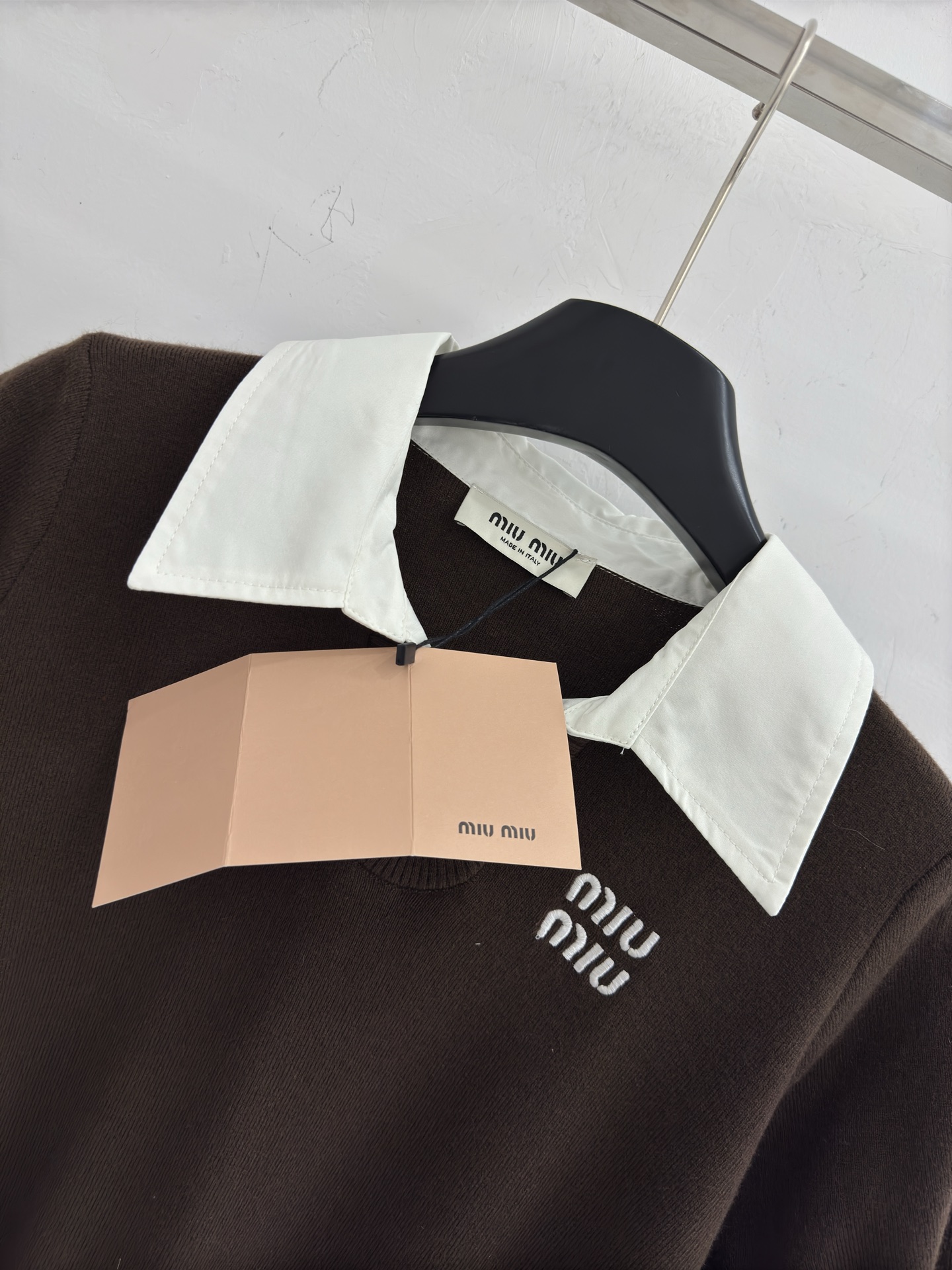Miu Miu 拼接领口设计，简约优雅，“MIU MIU”字母刺绣，V领剪裁针织面料柔软亲肤，适合春秋季节穿着
