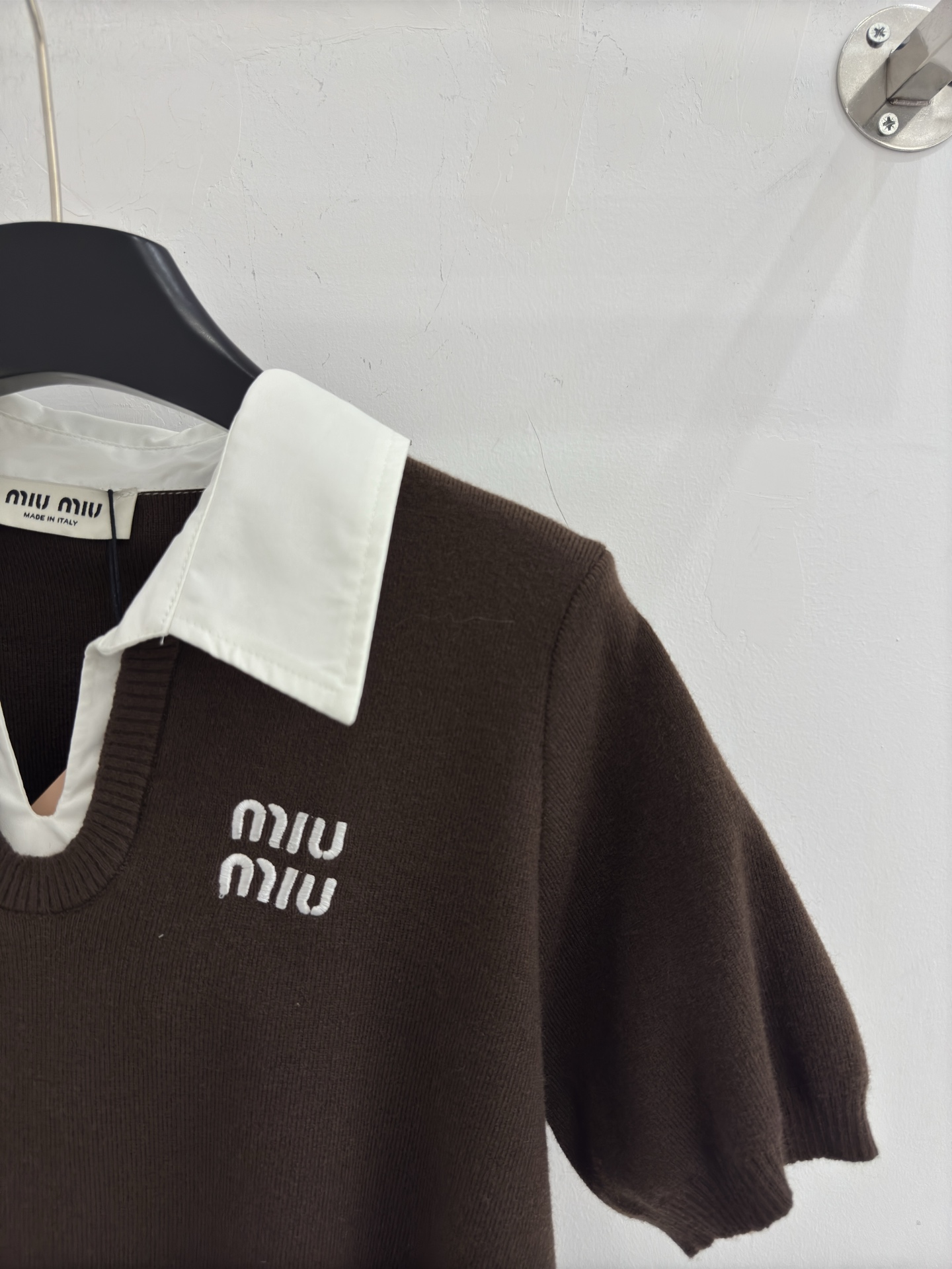 Miu Miu 拼接领口设计，简约优雅，“MIU MIU”字母刺绣，V领剪裁针织面料柔软亲肤，适合春秋季节穿着