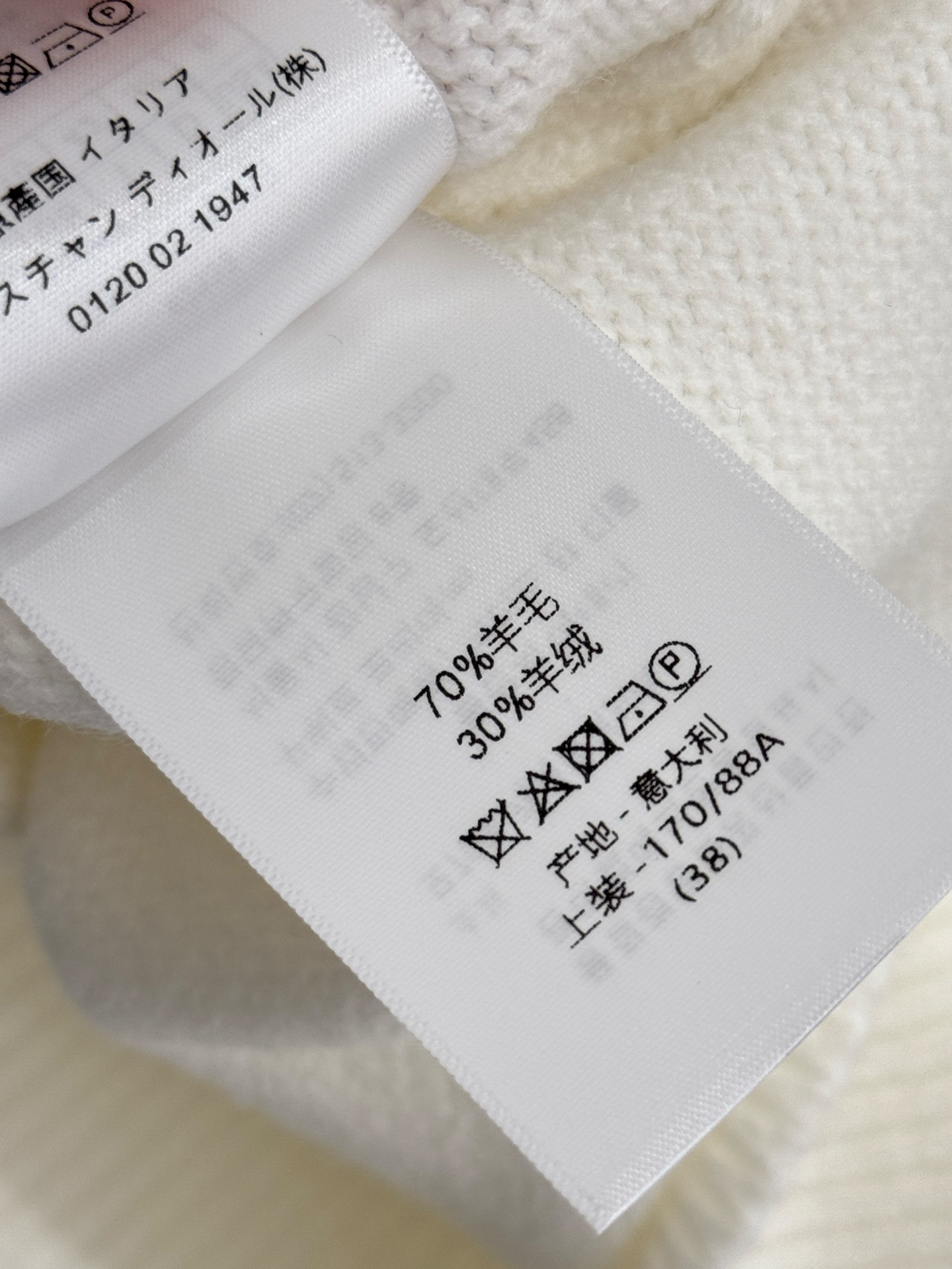 Unknown 胸前五角星字母刺绣搭配烫钻点缀，增强奢华感与辨识度