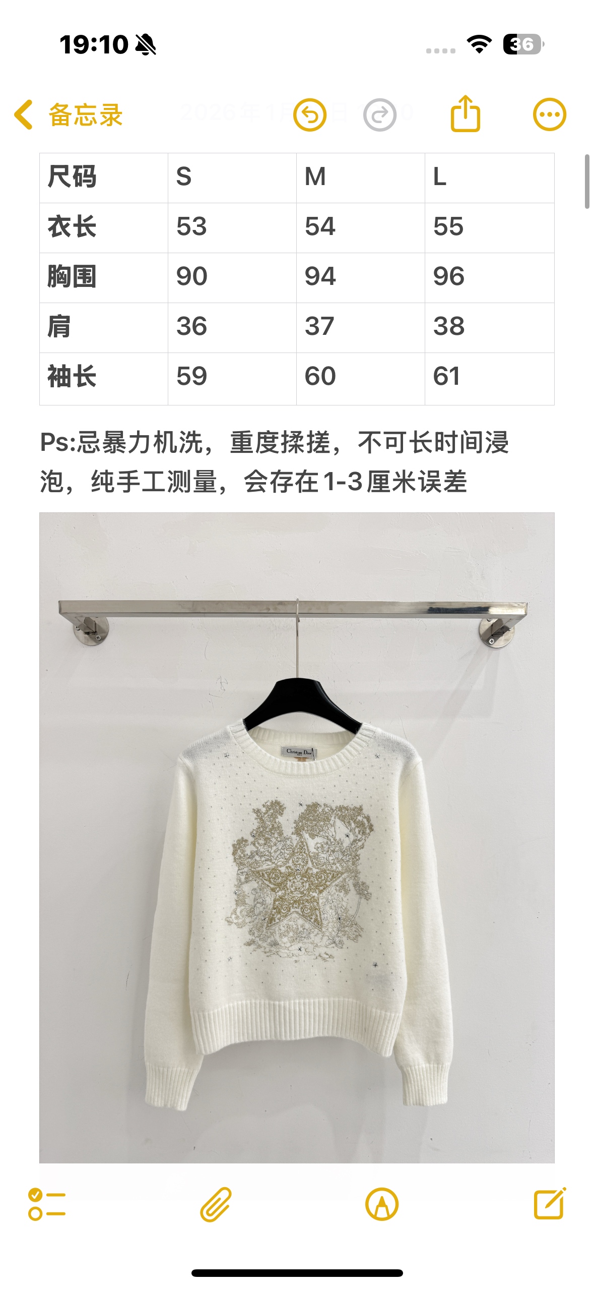 Unknown 胸前金色五角星刺绣搭配金色花纹图案与星星烫钻，增强奢华感与辨识度