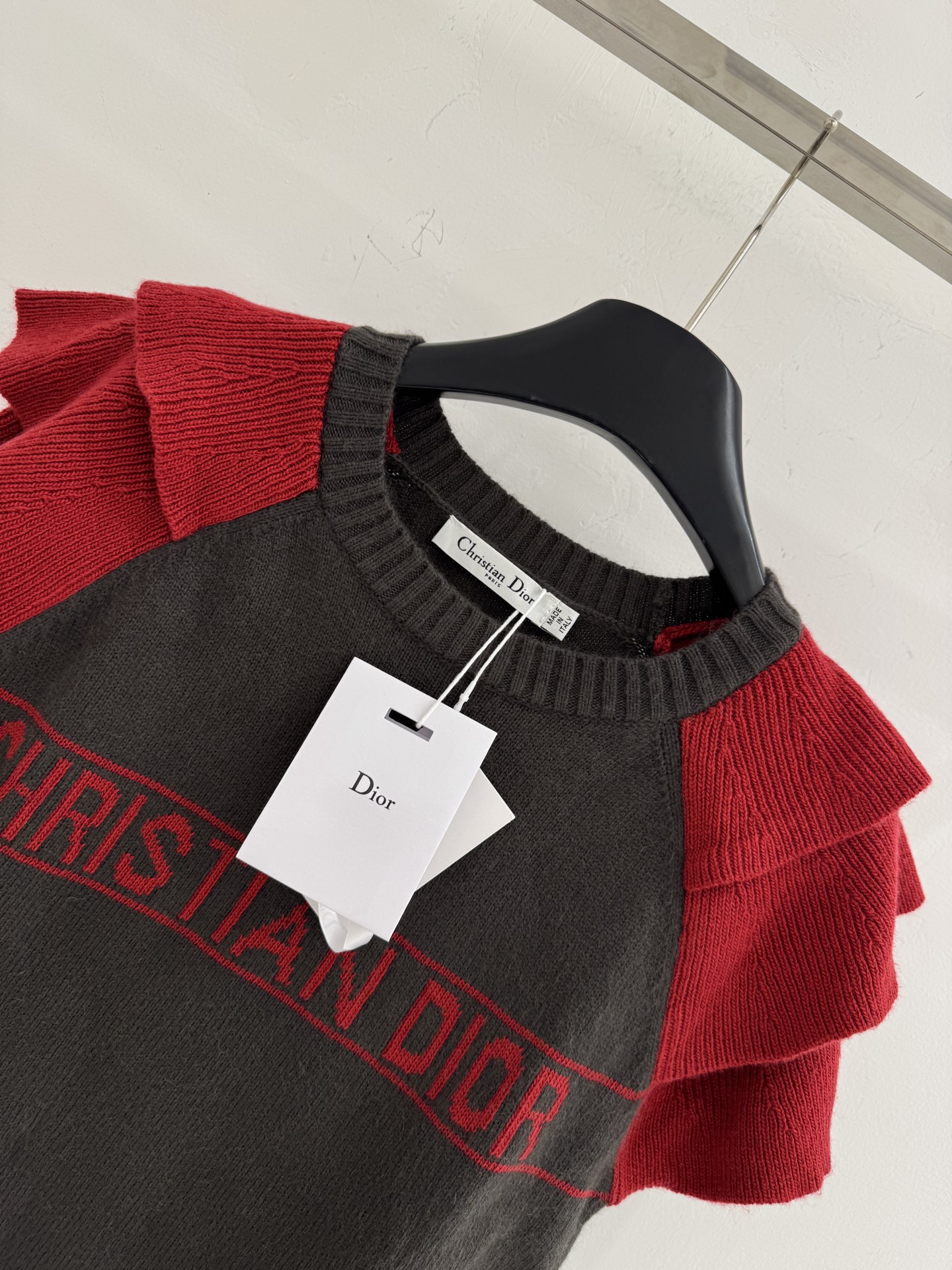 Chanel 短袖针织衫‌袖口处有荷叶边装饰，边缘呈波浪状，增加柔美感与层次感。针织材质，手感柔软