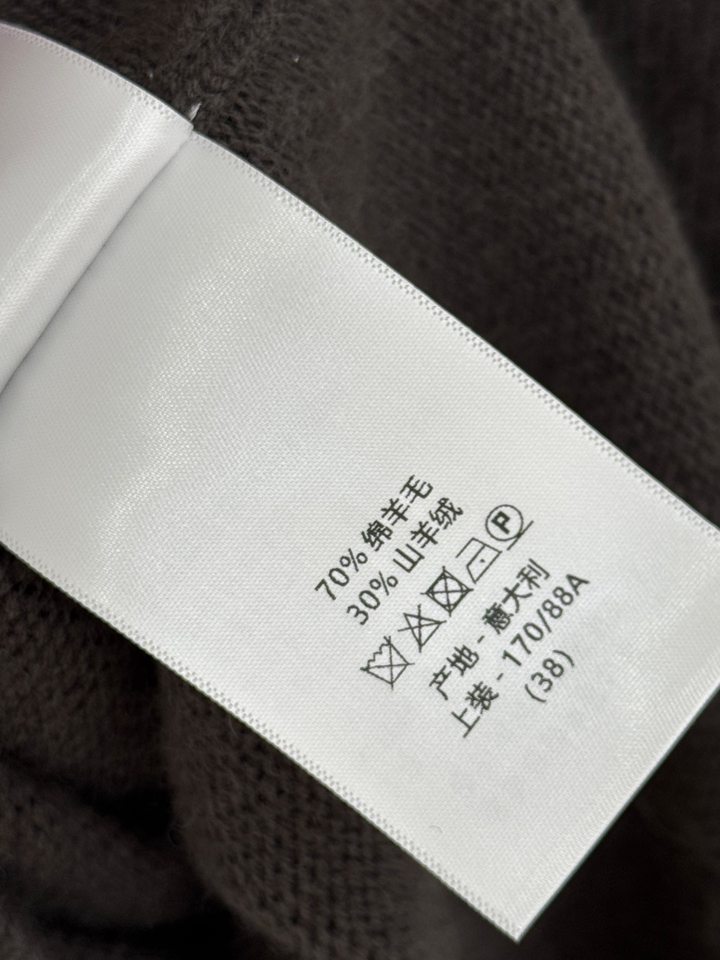Chanel 短袖针织衫‌袖口处有荷叶边装饰，边缘呈波浪状，增加柔美感与层次感。针织材质，手感柔软