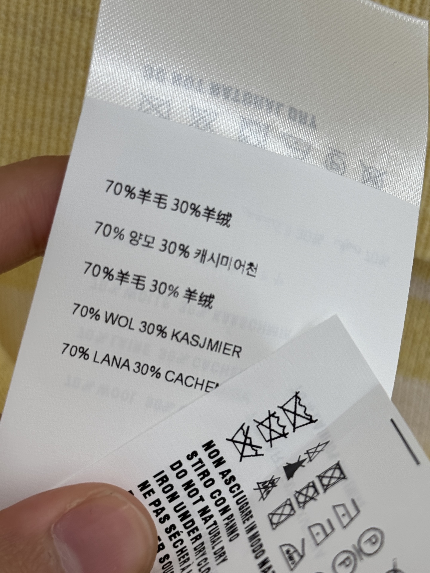 Unknown ‌条纹针织开衫‌，双拉链设计，兼具休闲与 感，短款剪裁海军翻领整体俏皮减龄