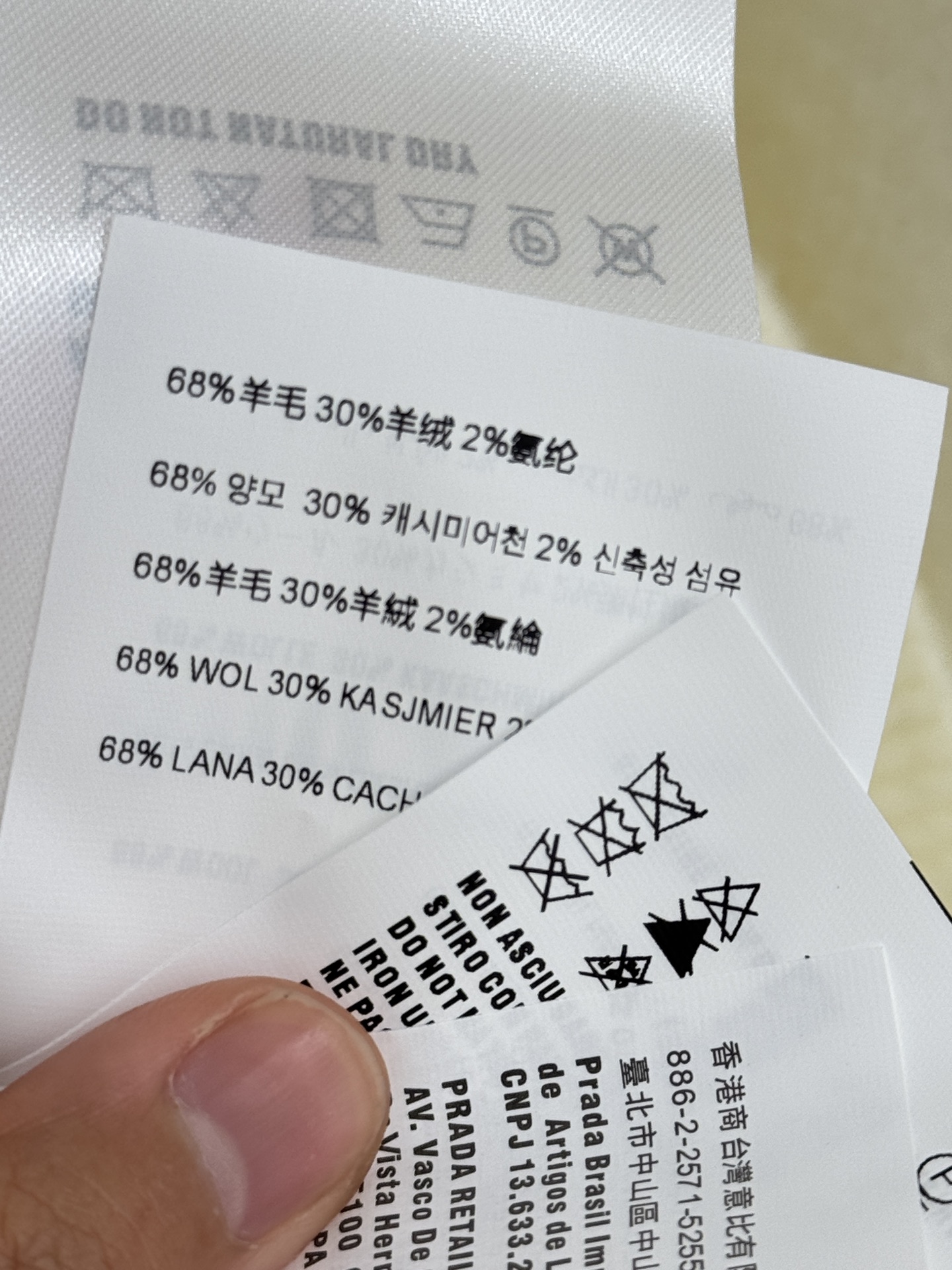 Chanel ‌海军领‌设计，搭配黑色丝绒蝴蝶结系带，增添少女甜美元素，手感柔糯不扎人