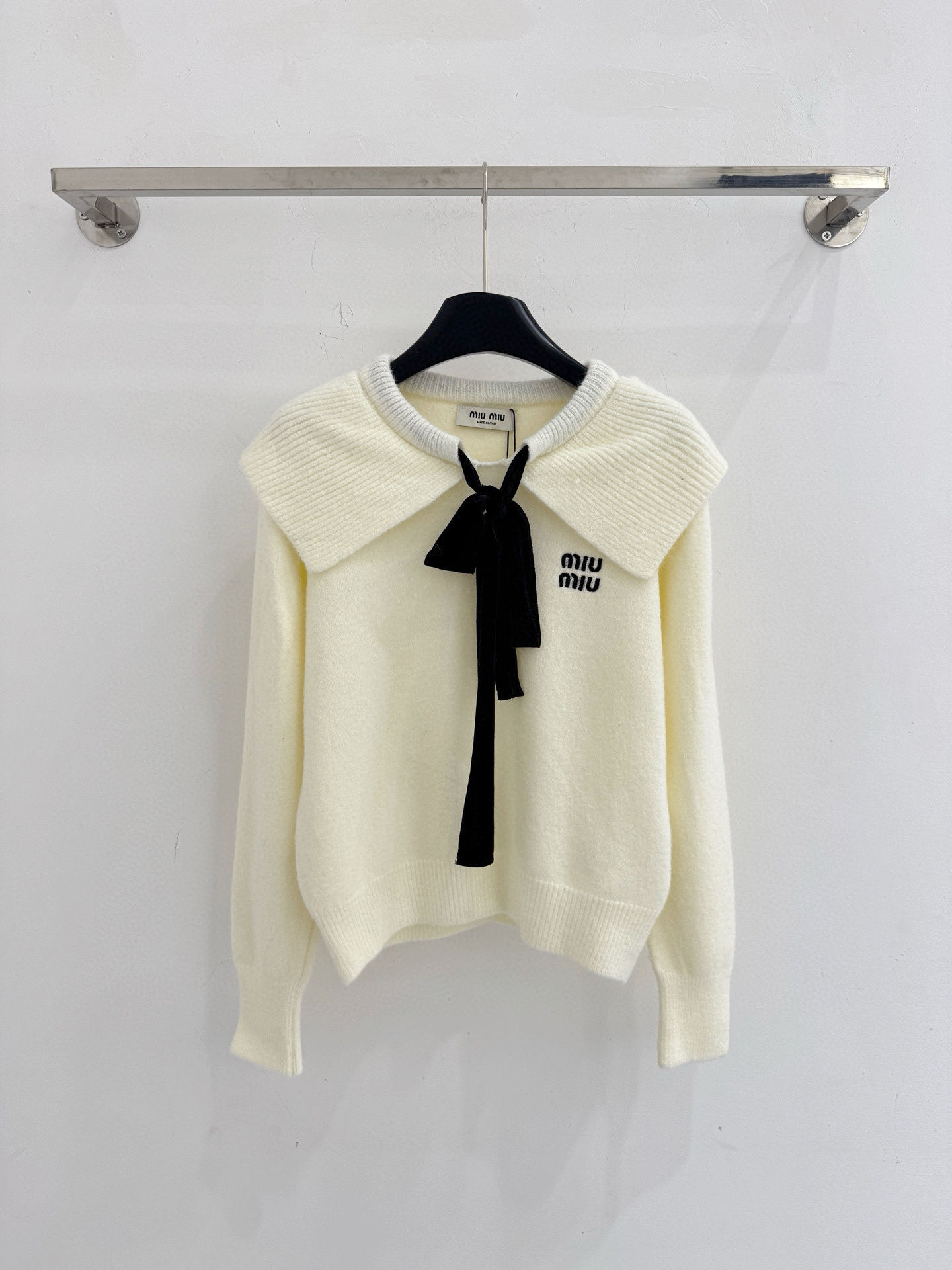 Chanel ‌海军领‌设计，搭配黑色丝绒蝴蝶结系带，增添少女甜美元素，手感柔糯不扎人