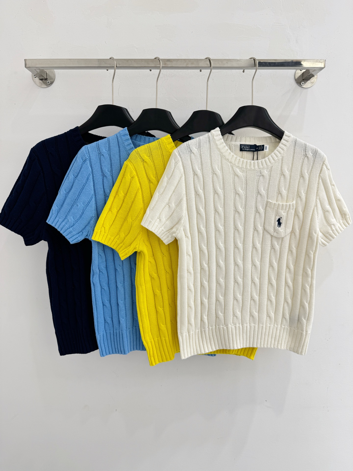 Ralph Lauren 圆领短袖针织，立体麻花编织纹理‌，胸前绣有品牌logo口袋，百搭