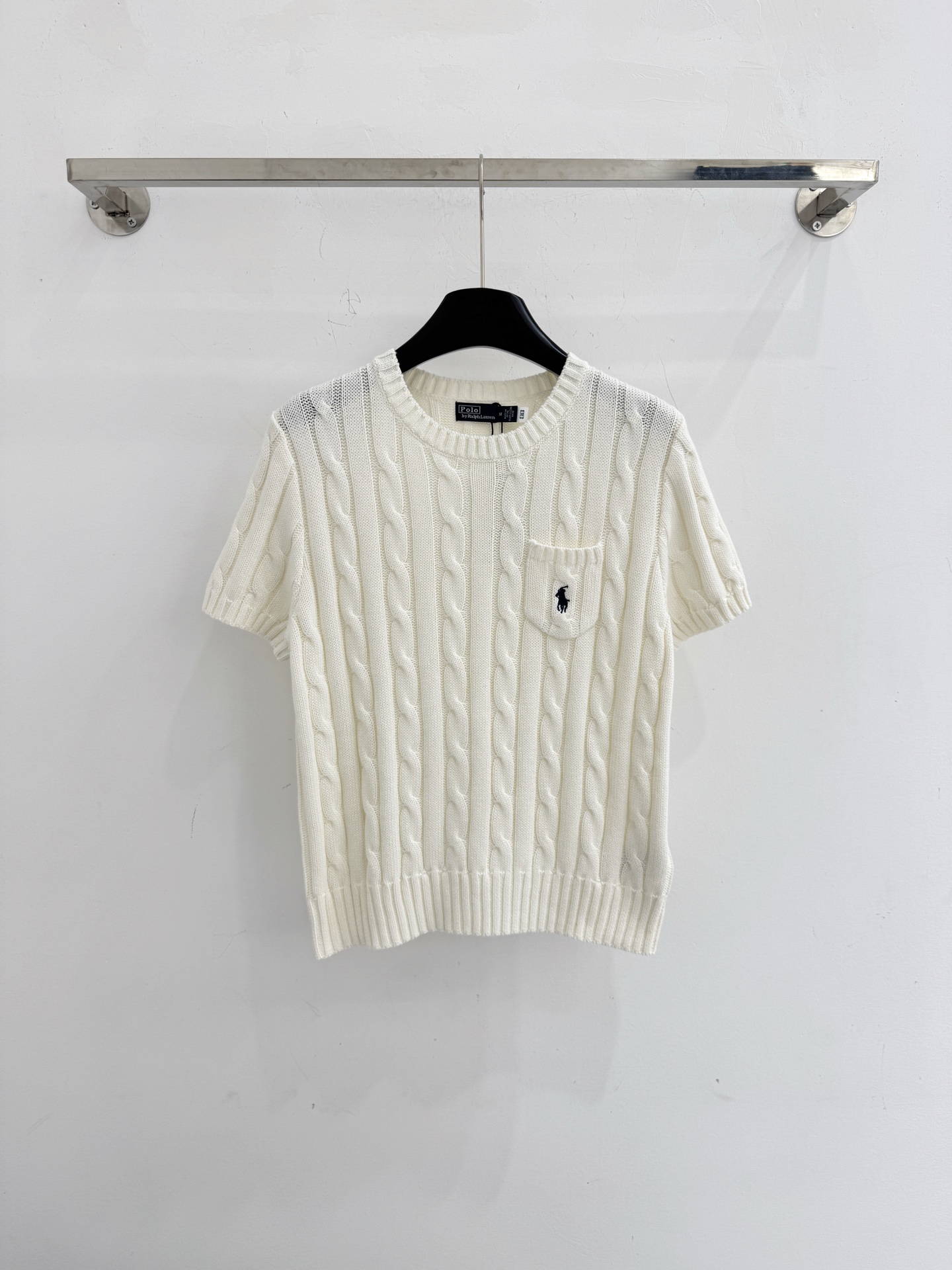 Ralph Lauren 圆领短袖针织，立体麻花编织纹理‌，胸前绣有品牌logo口袋，百搭