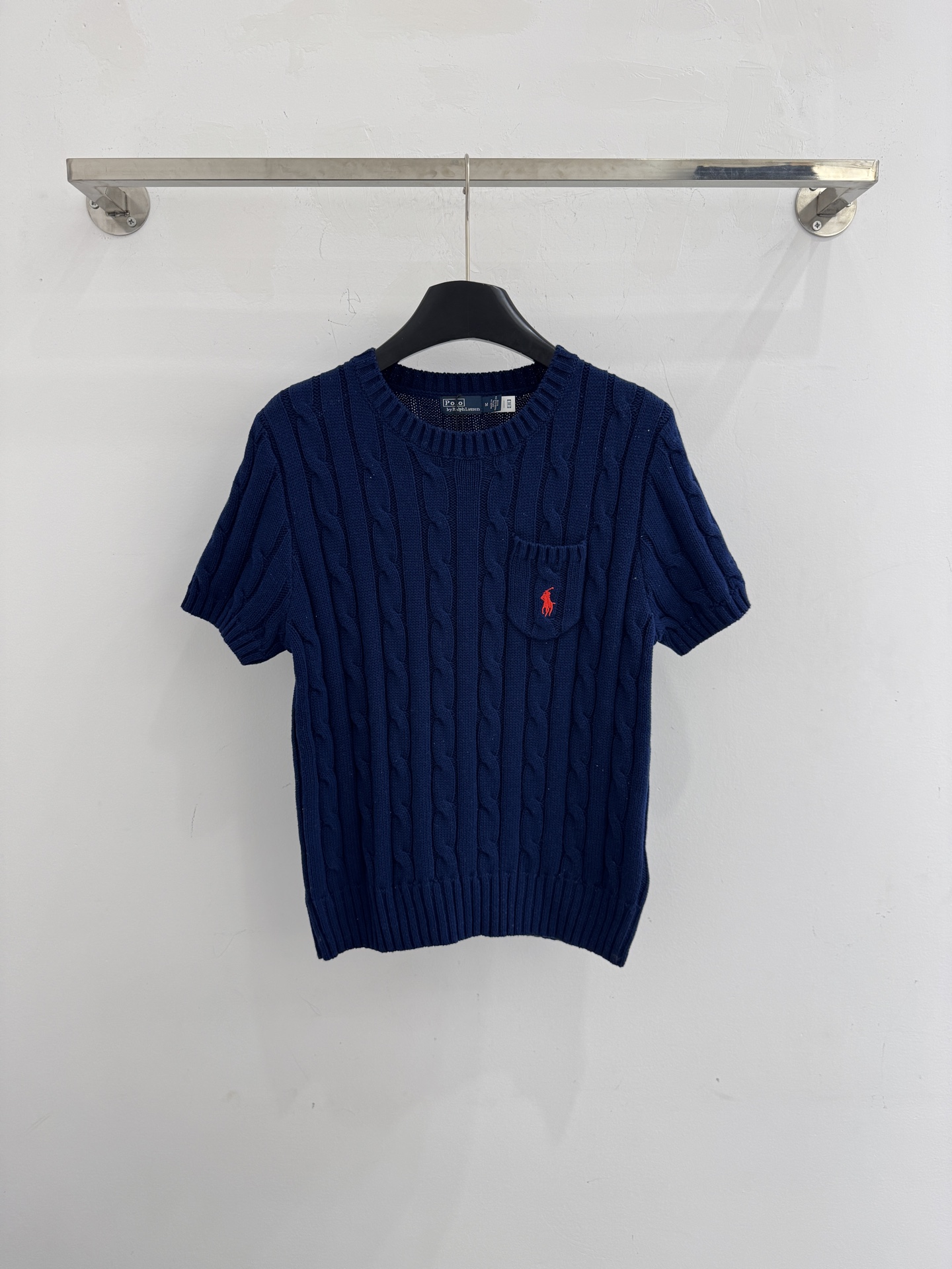 Ralph Lauren 圆领短袖针织，立体麻花编织纹理‌，胸前绣有品牌logo口袋，百搭