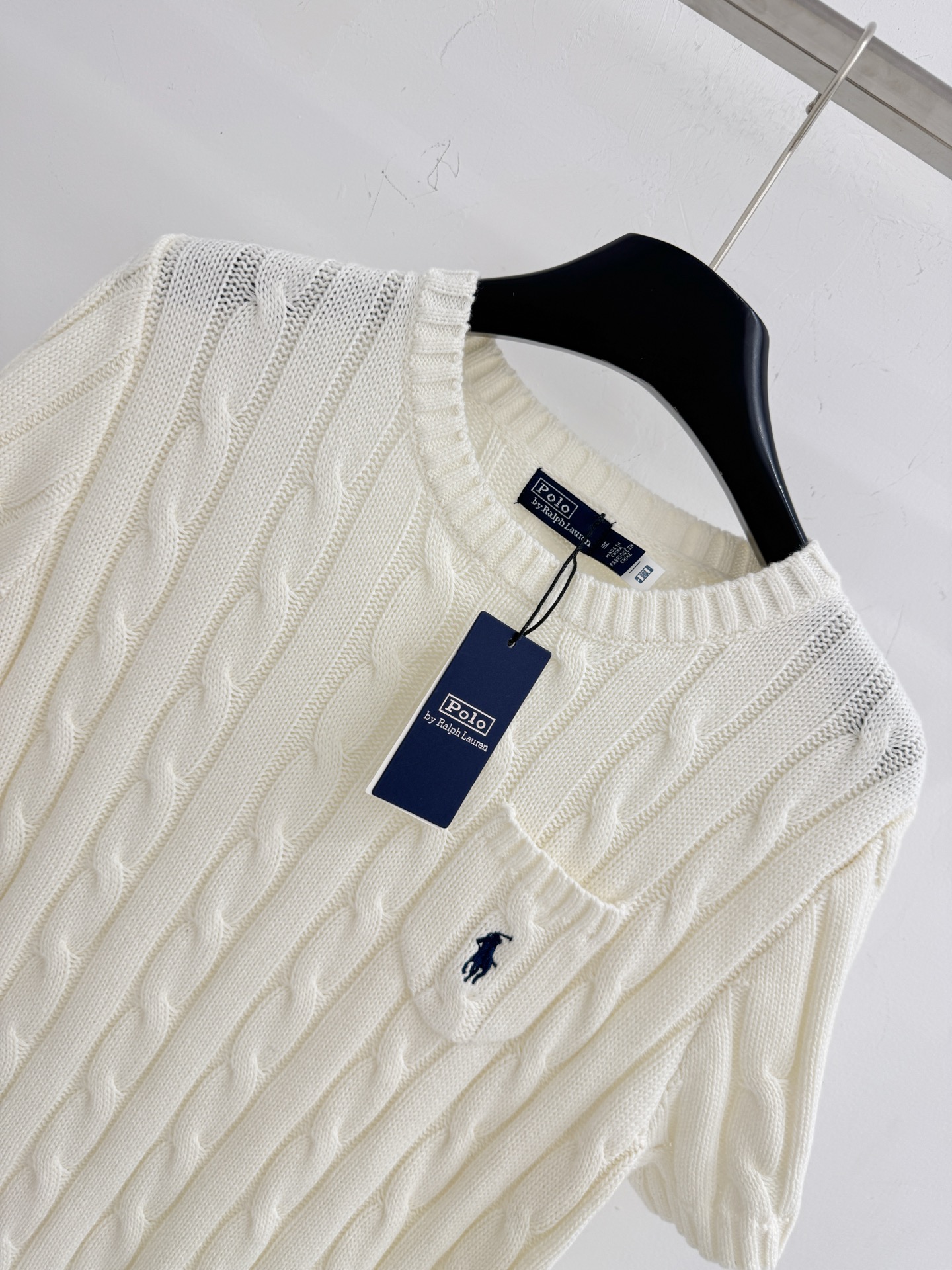 Ralph Lauren 圆领短袖针织，立体麻花编织纹理‌，胸前绣有品牌logo口袋，百搭