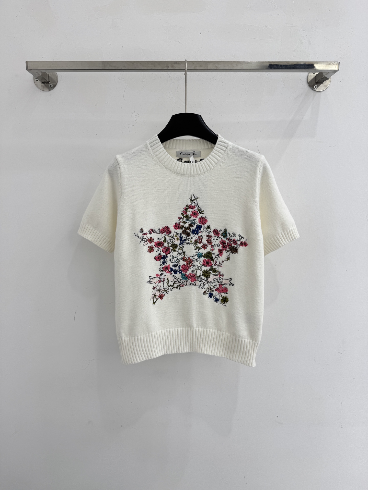 Chanel 圆领套头毛衣，胸前五角星刺绣，简约不失趣味，春秋季百搭单品，青春减龄设计