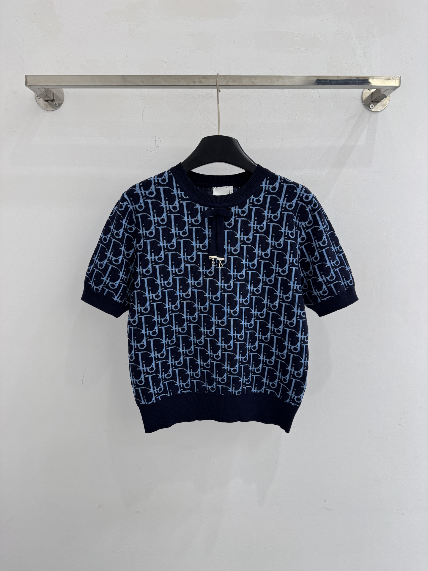 Chanel 字母提花短袖上衣，清爽透气，领口蝴蝶结设计，设计简约百搭，潮流