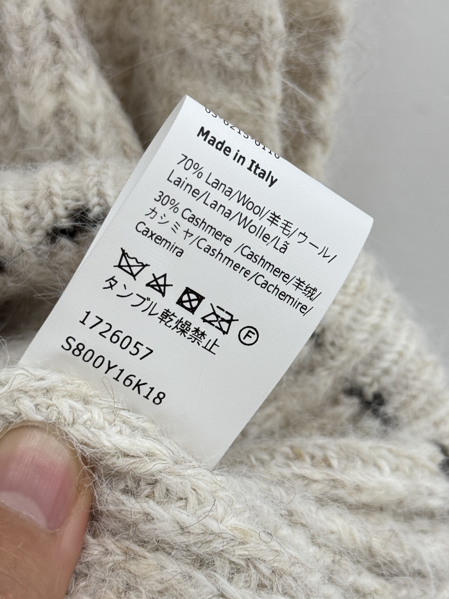 Loewe 无袖坎肩版型，翻领设计，前襟单排圆形纽扣闭合，两侧各有一个对称口袋，简约优雅