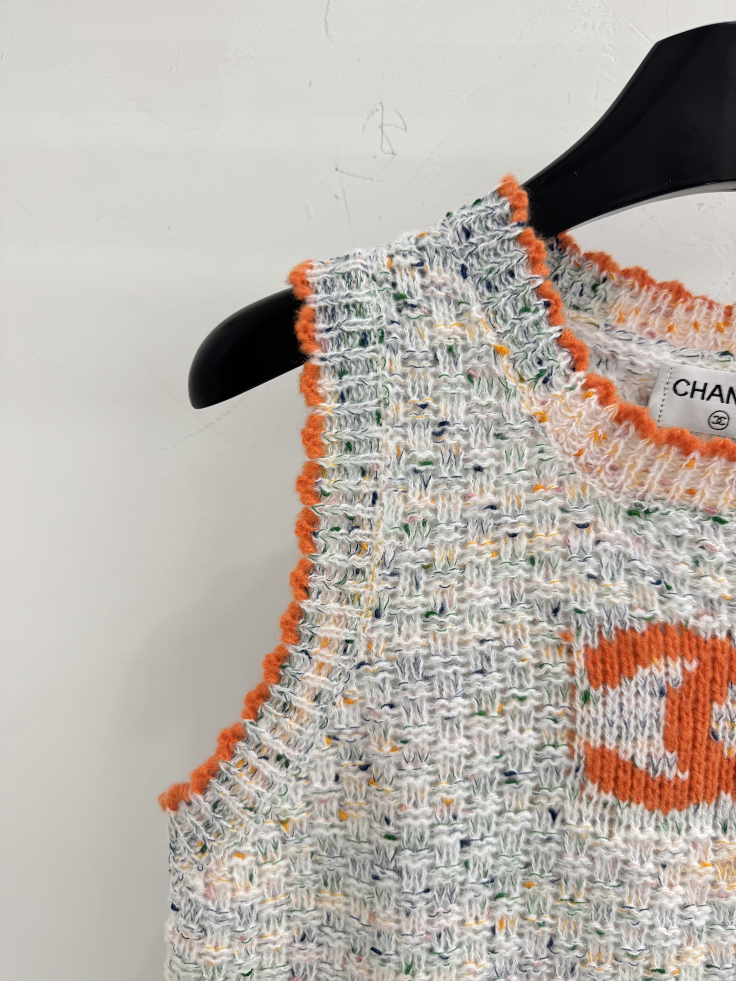 Chanel 字母针织背心，彩色混纺针织面料，带有细微的彩色杂点纹理，质感柔软且透气，胸前字母提花字体简约