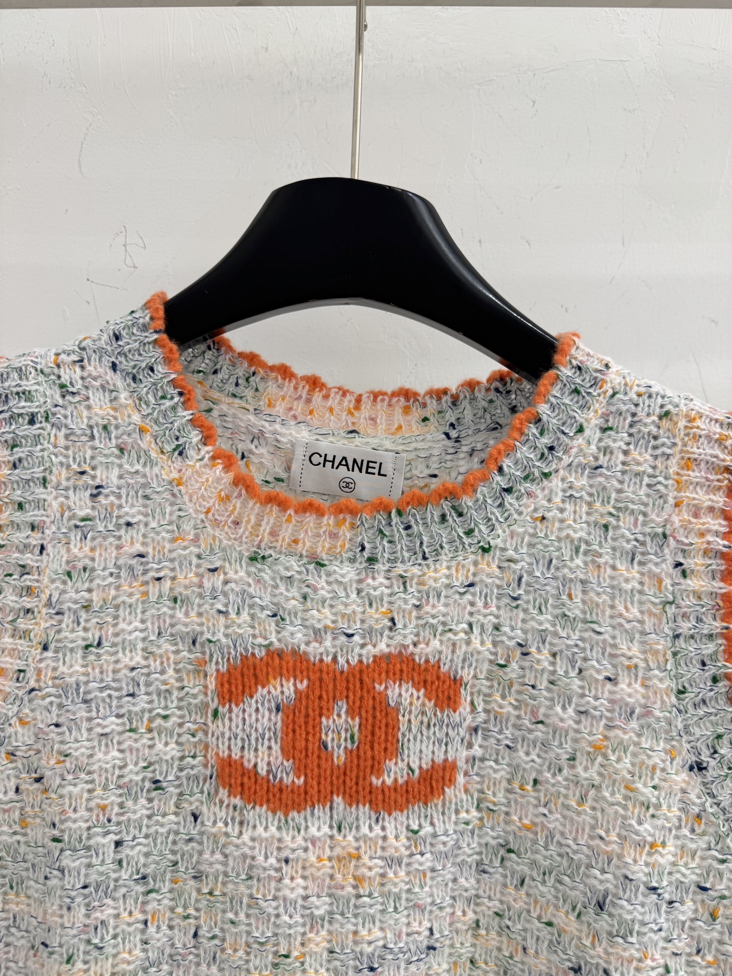 Chanel 字母针织背心，彩色混纺针织面料，带有细微的彩色杂点纹理，质感柔软且透气，胸前字母提花字体简约