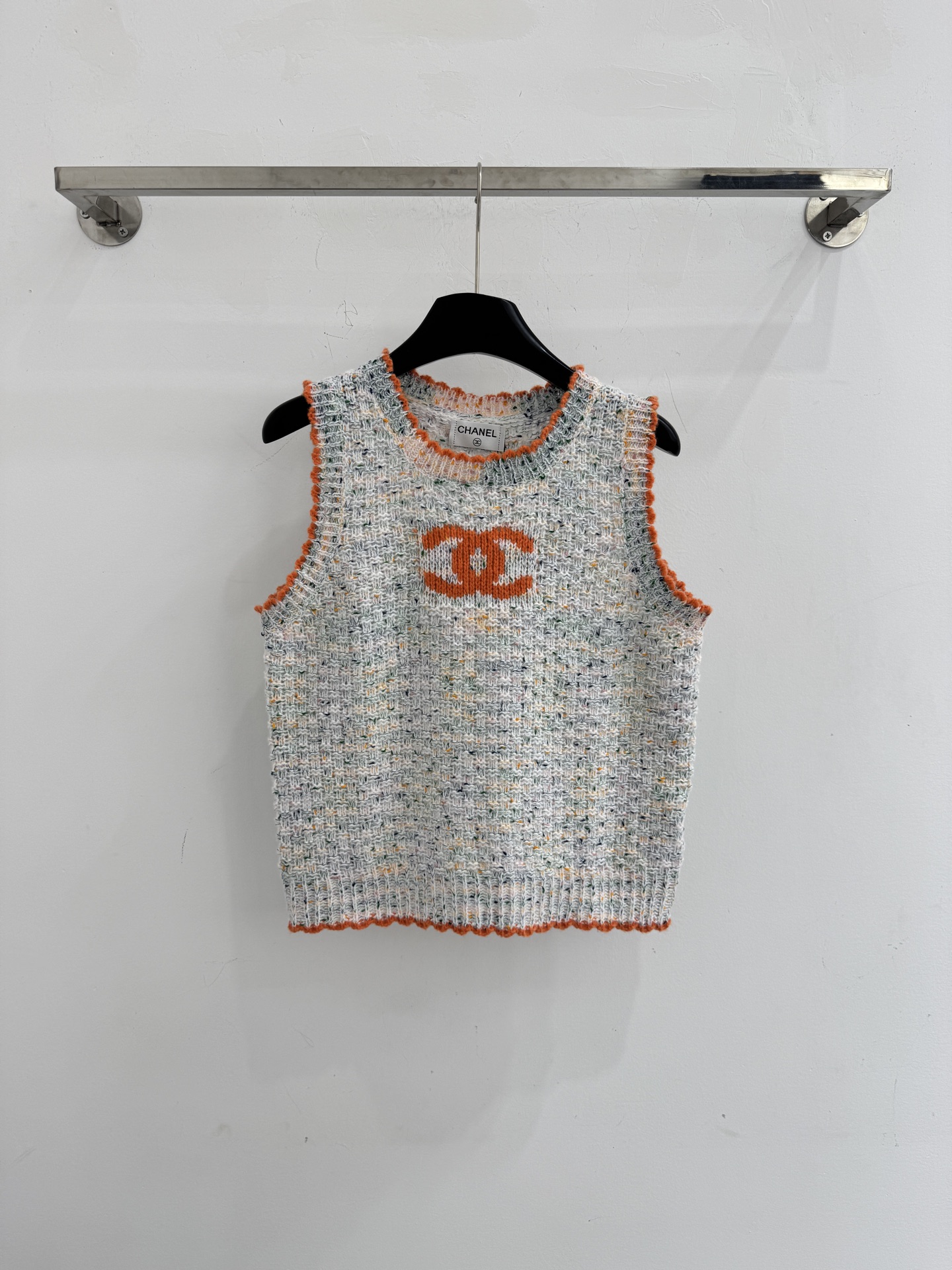 Chanel 字母针织背心，彩色混纺针织面料，带有细微的彩色杂点纹理，质感柔软且透气，胸前字母提花字体简约