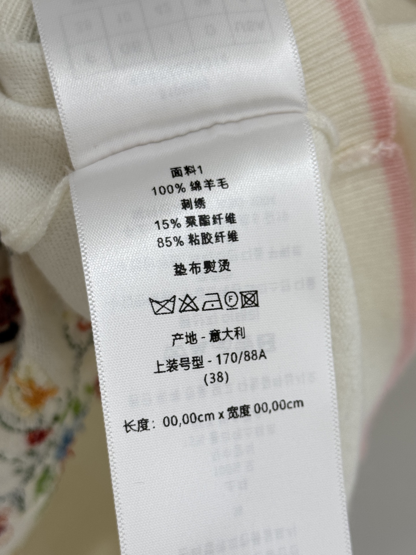 Unknown ‌面料轻薄透气，爱心花卉刺绣图案，内部中央字母刺绣 百搭