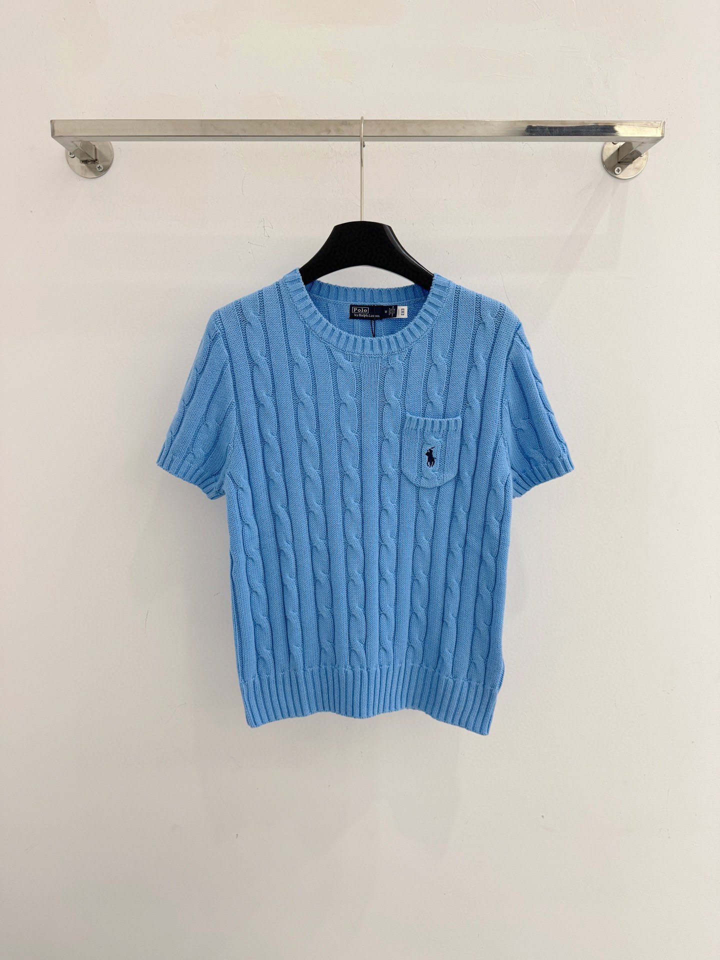 Ralph Lauren 圆领短袖针织，立体麻花编织纹理‌，胸前绣有品牌logo口袋，百搭