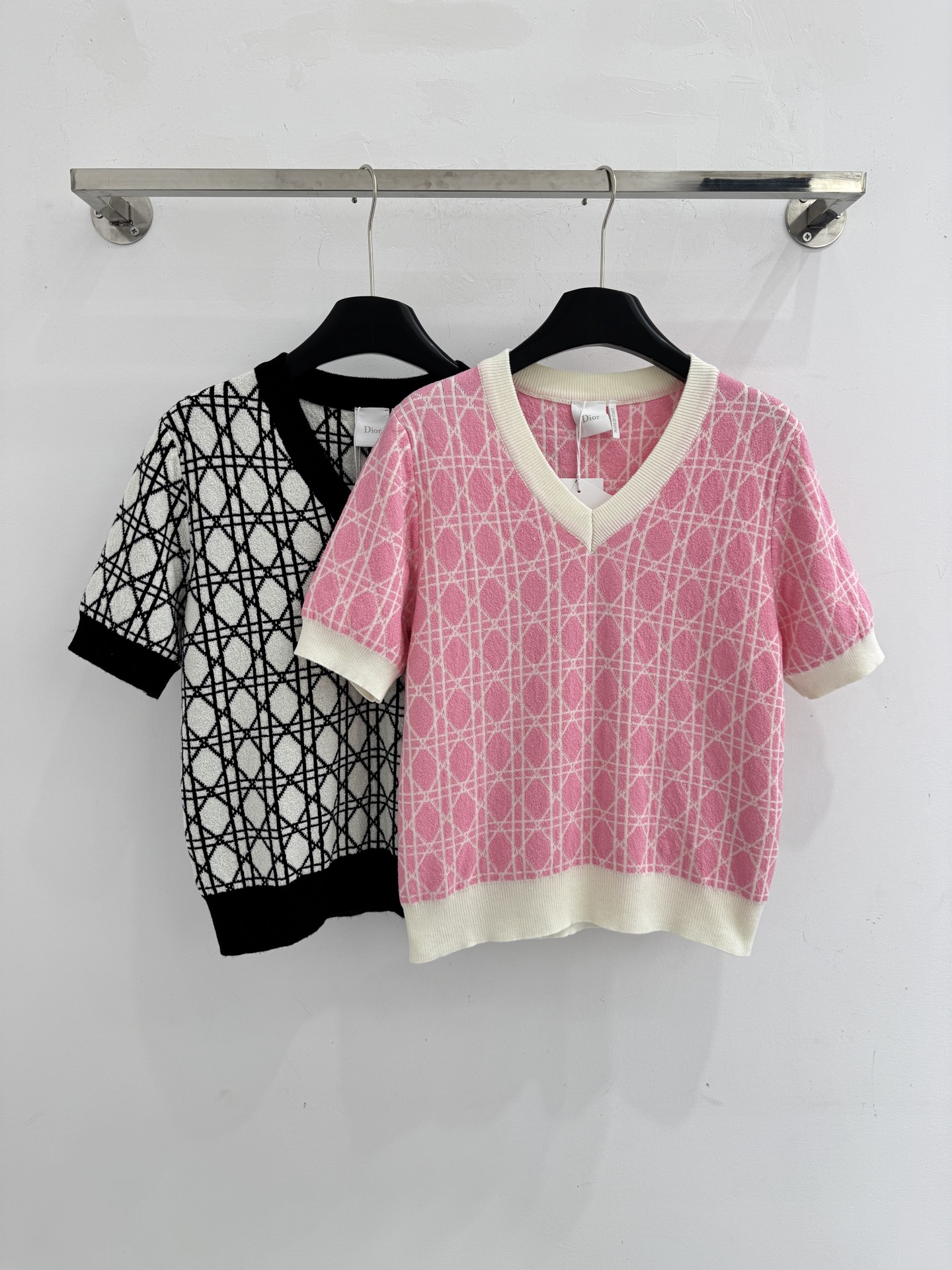 Chanel 菱形格纹提花工艺，‌V领套头设计，简约大方，袖口采用螺纹收口，百搭