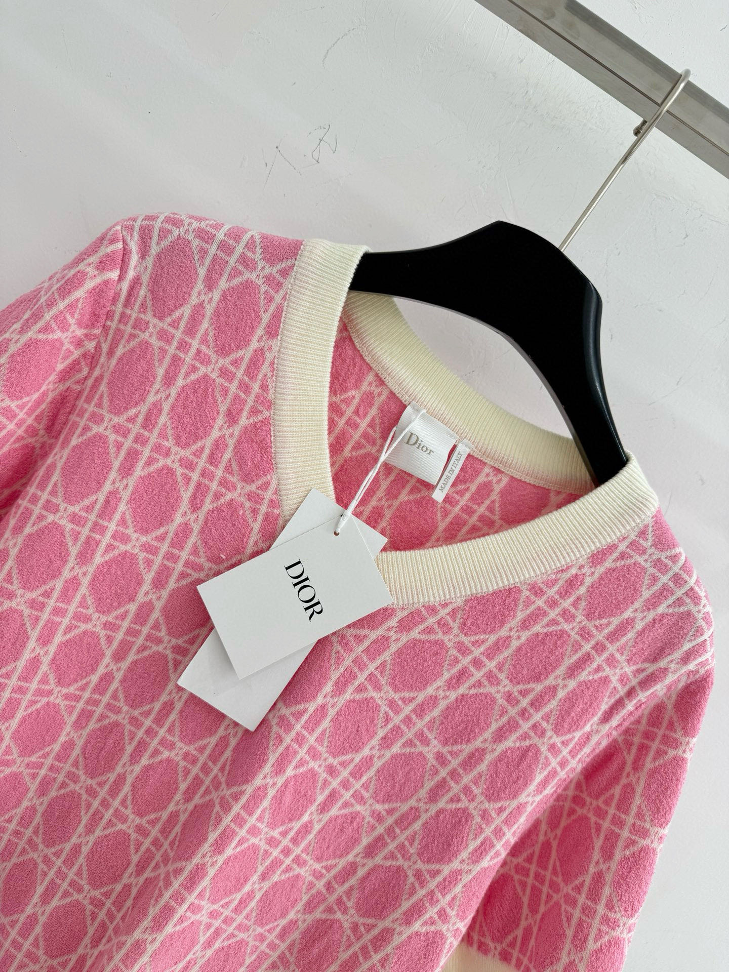 Chanel 菱形格纹提花工艺，‌V领套头设计，简约大方，袖口采用螺纹收口，百搭