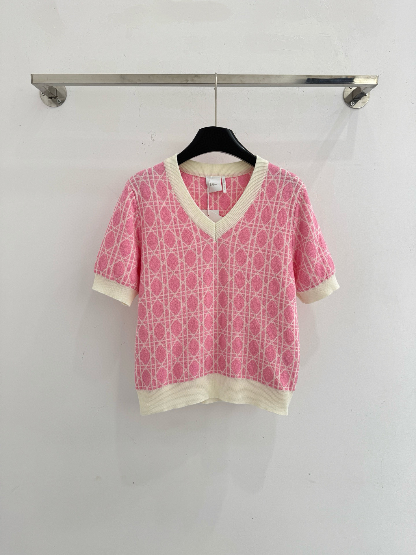 Chanel 菱形格纹提花工艺，‌V领套头设计，简约大方，袖口采用螺纹收口，百搭