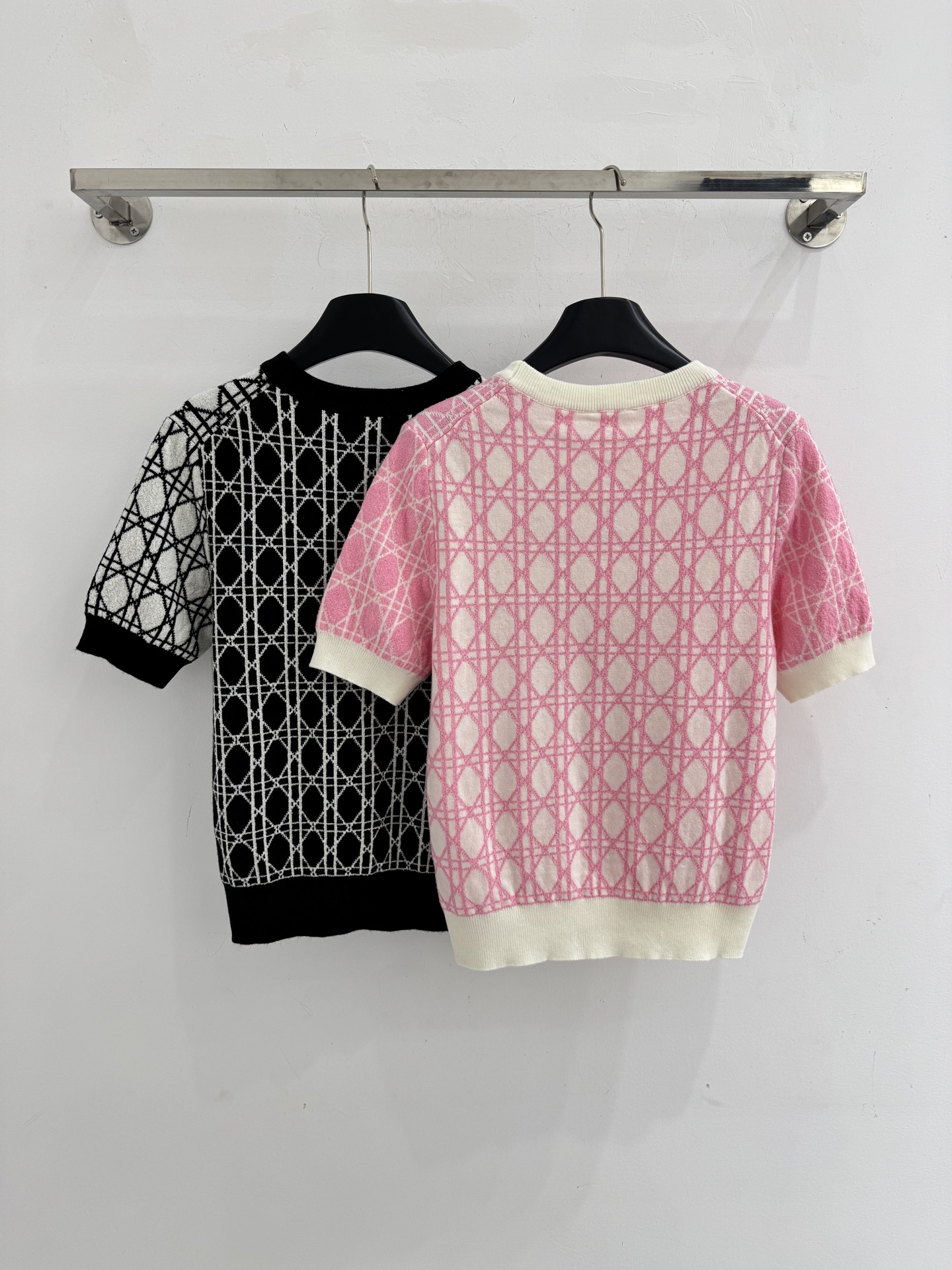 Chanel 菱形格纹提花工艺，‌圆领短袖设计，简约大方，袖口采用螺纹收口，百搭