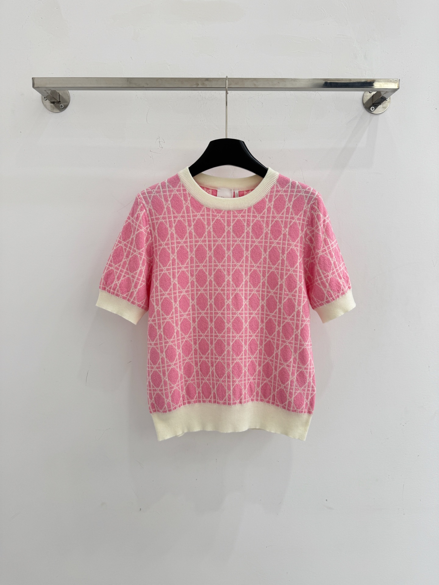 Chanel 菱形格纹提花工艺，‌圆领短袖设计，简约大方，袖口采用螺纹收口，百搭