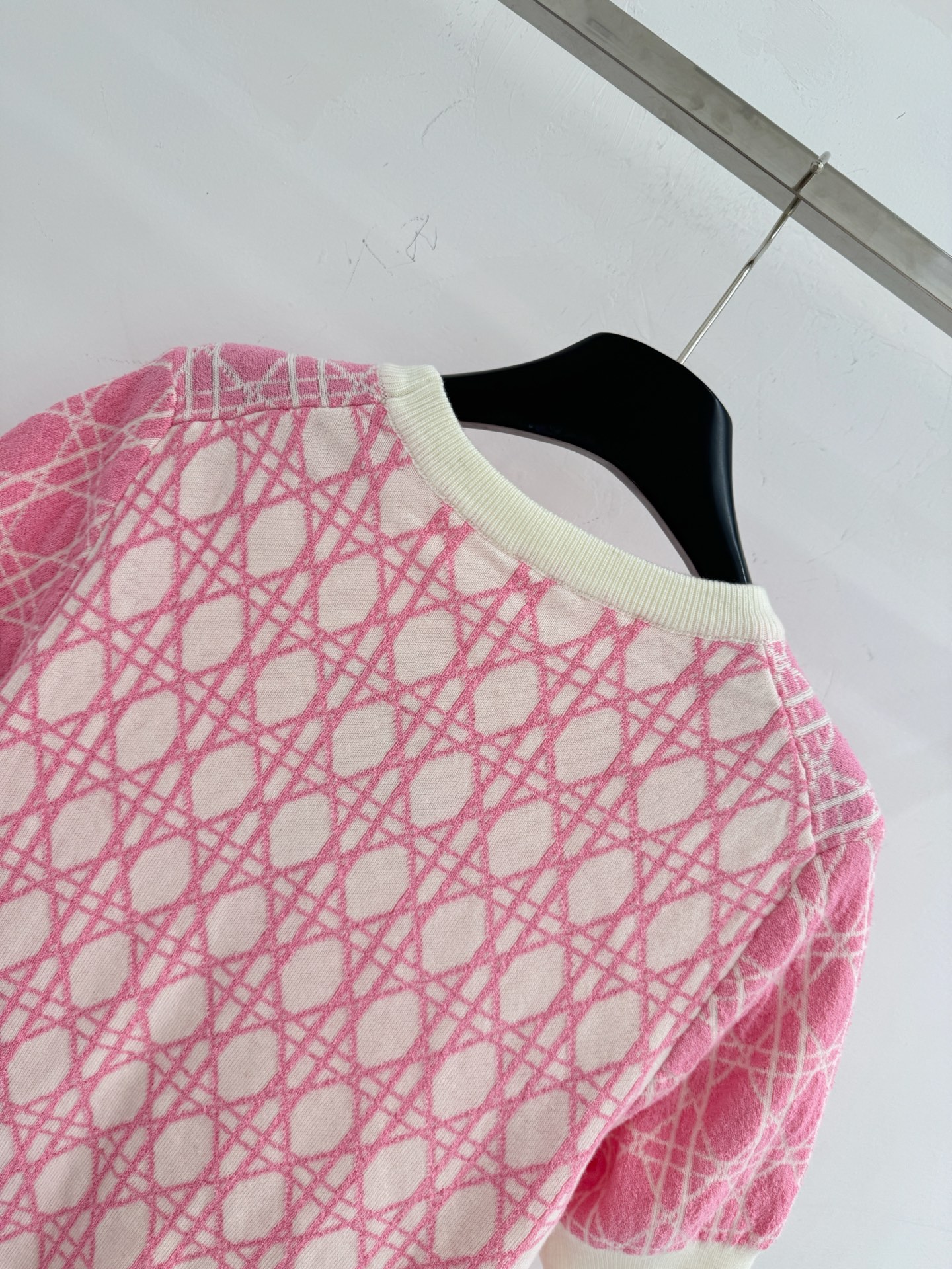 Chanel 菱形格纹提花工艺，‌圆领短袖设计，简约大方，袖口采用螺纹收口，百搭