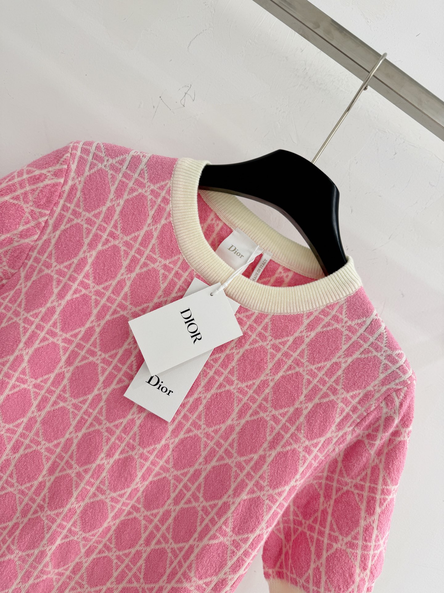 Chanel 菱形格纹提花工艺，‌圆领短袖设计，简约大方，袖口采用螺纹收口，百搭