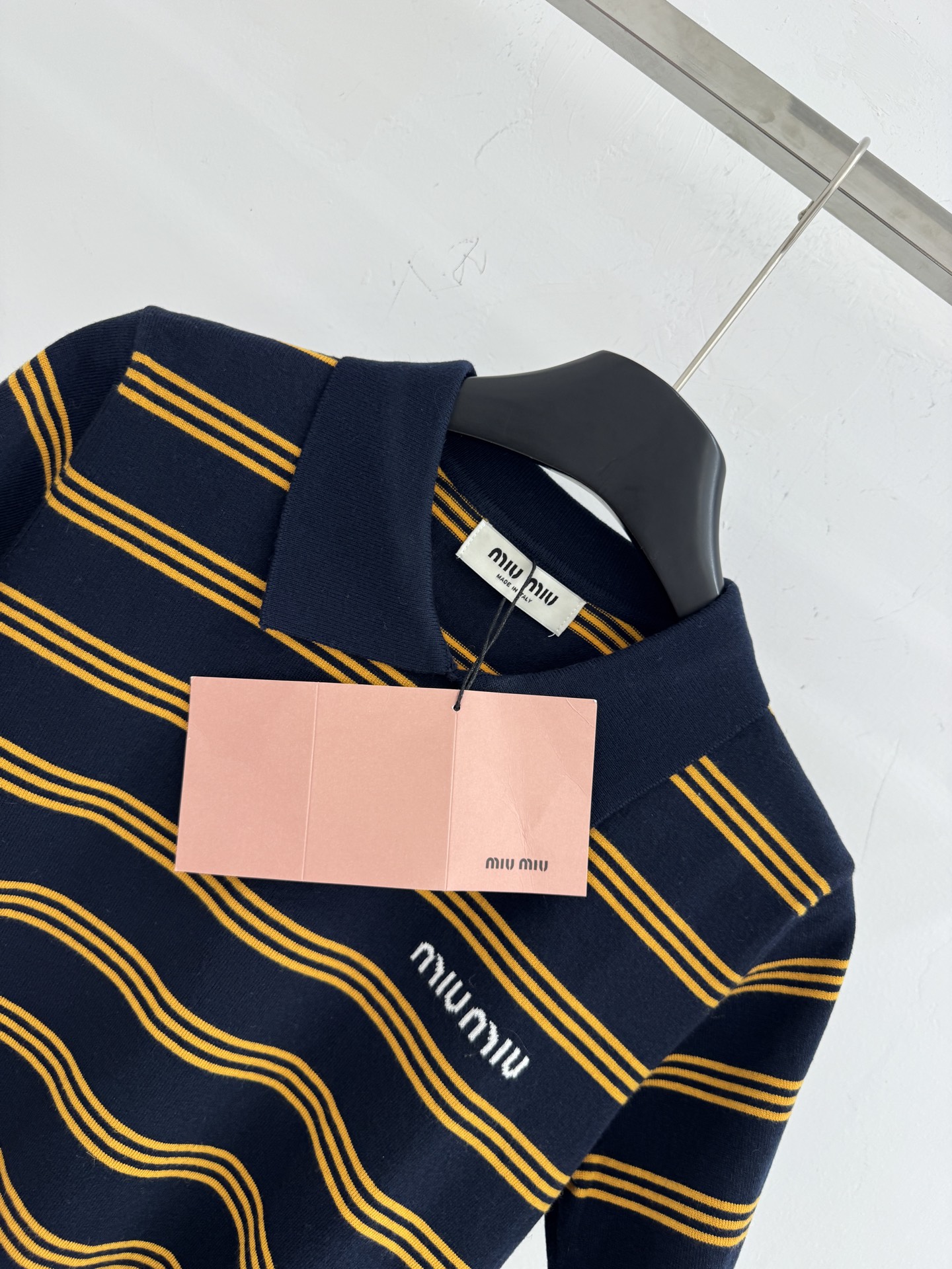 Unknown 翻领条纹针织上衣，轻薄透气，撞色设计，修身显瘦，百搭休闲，适合春夏日常穿搭，舒适有型