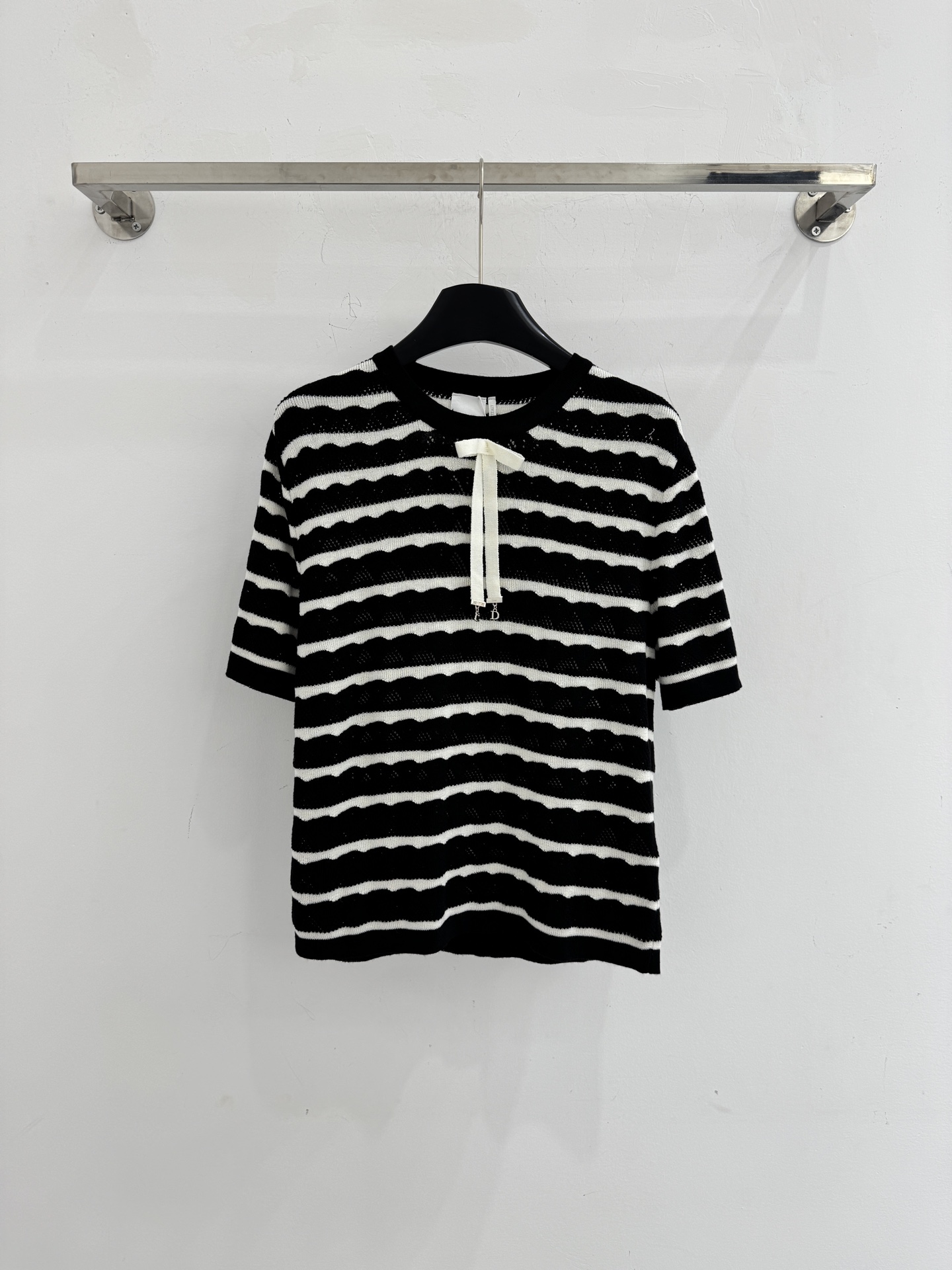 Chanel 面料舒适透气，简约 ，展现优雅气质，适合日常搭配，凸显个性魅力