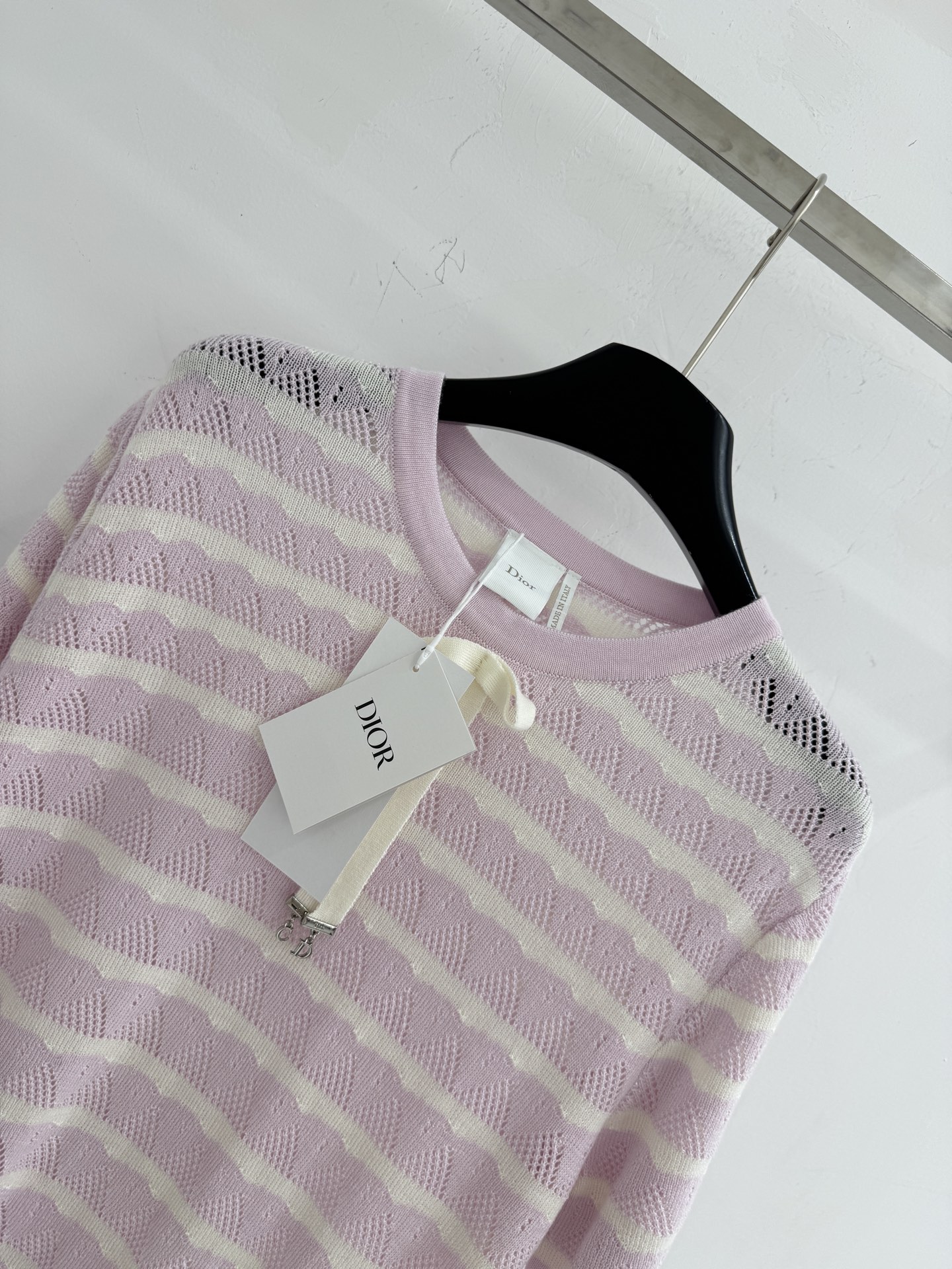 Chanel 面料舒适透气，简约 ，展现优雅气质，适合日常搭配，凸显个性魅力