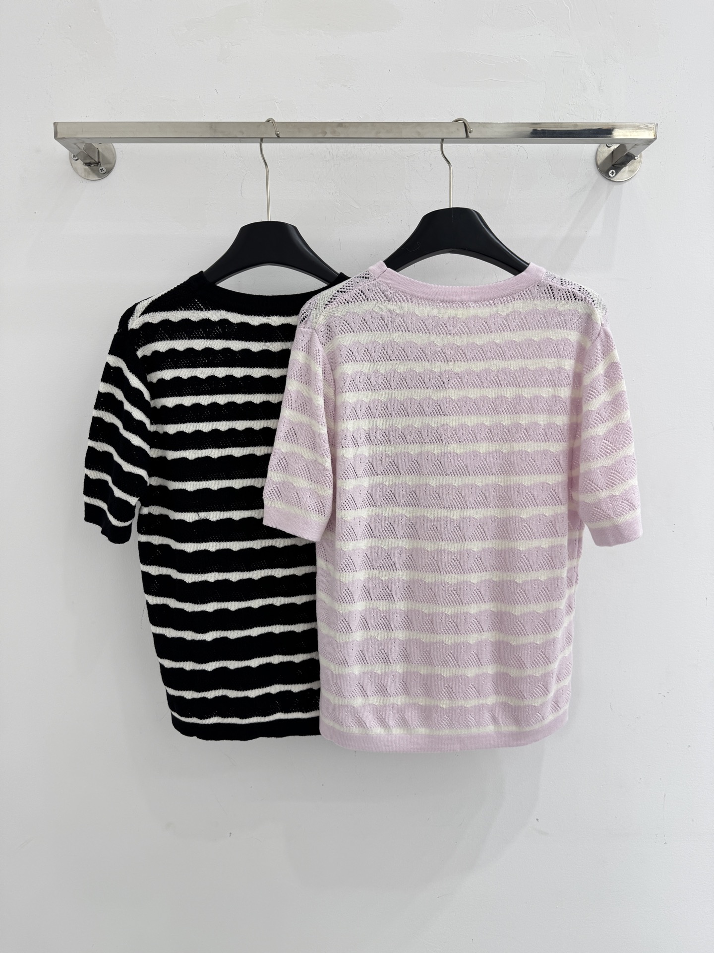 Chanel 面料舒适透气，简约 ，展现优雅气质，适合日常搭配，凸显个性魅力