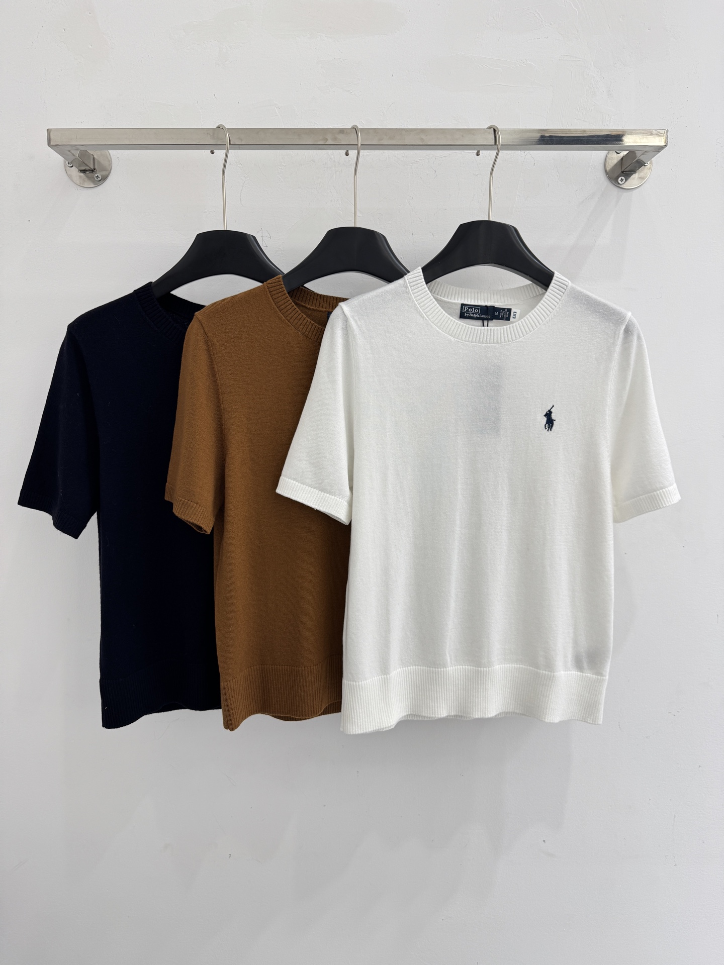 Ralph Lauren 简约纯色短袖T恤，显瘦百搭，舒适针织面料透气亲肤。 不单调，轻松驾驭通勤休闲风