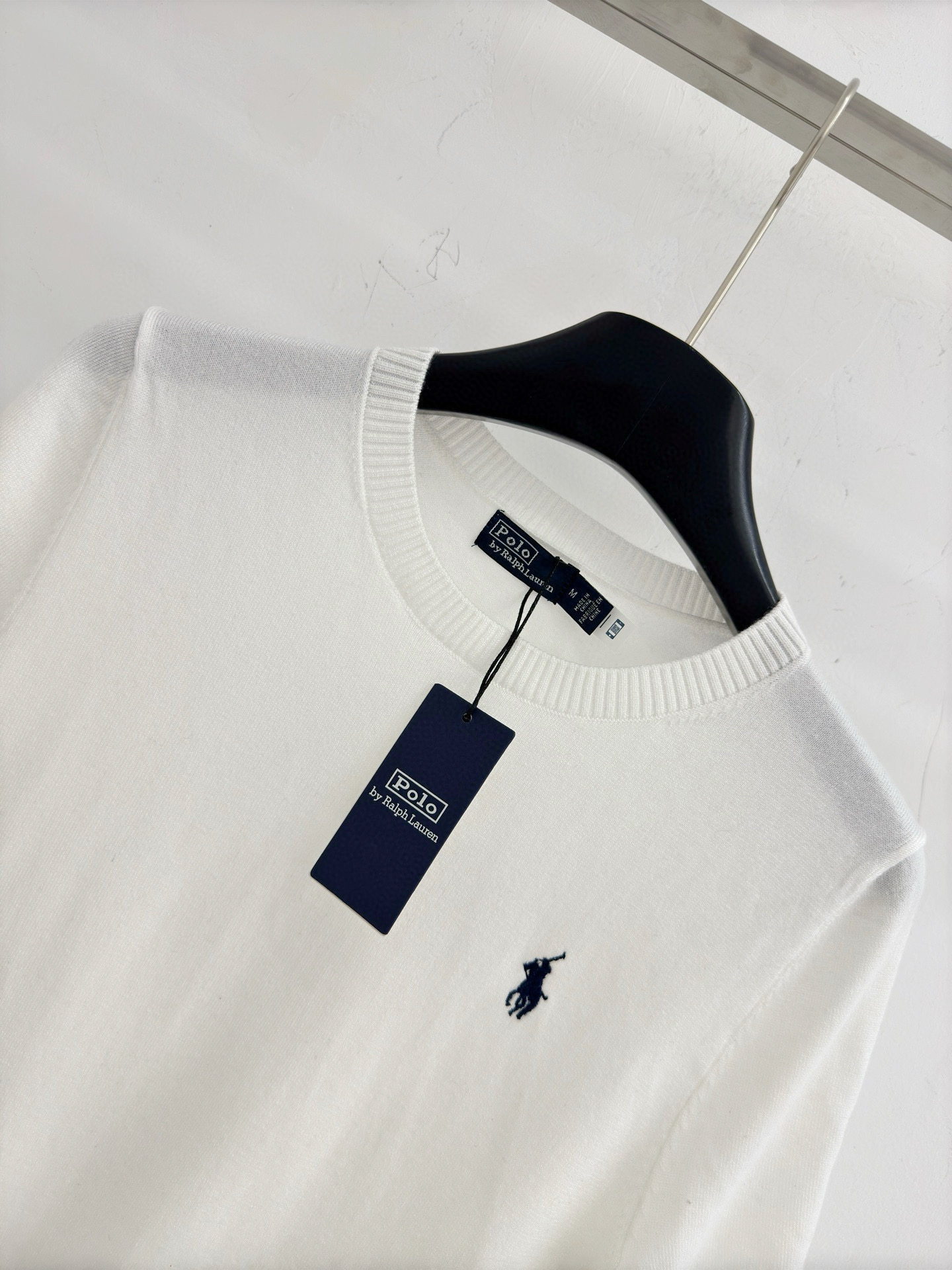 Ralph Lauren 简约纯色短袖T恤，显瘦百搭，舒适针织面料透气亲肤。 不单调，轻松驾驭通勤休闲风