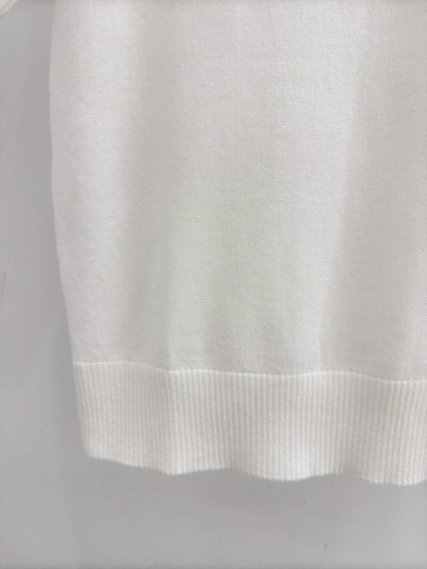Ralph Lauren 简约纯色短袖T恤，显瘦百搭，舒适针织面料透气亲肤。 不单调，轻松驾驭通勤休闲风