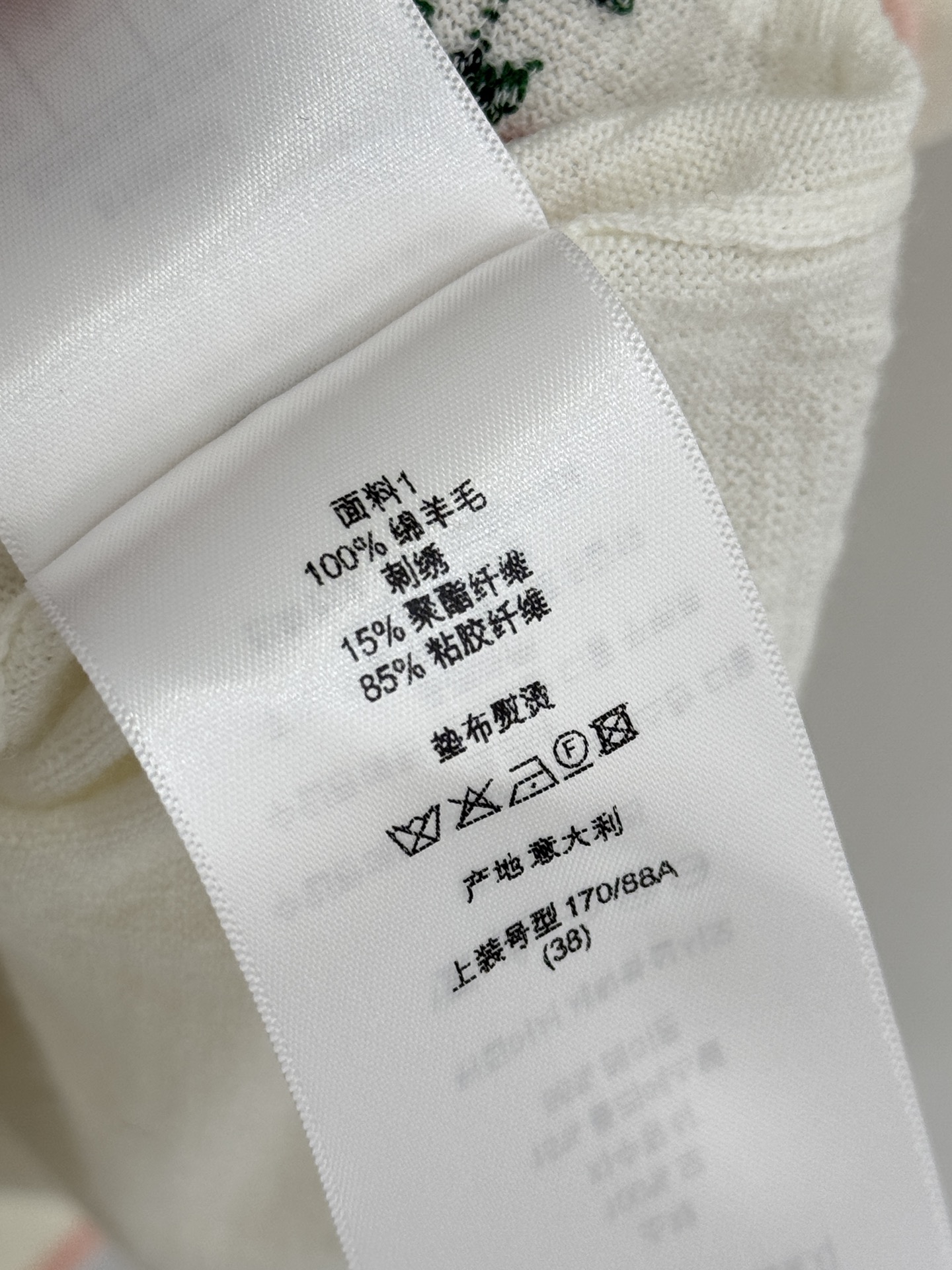 Unknown ‌绵羊毛版面料轻薄透气，爱心花卉刺绣图案，内部中央字母刺绣 百搭。罗