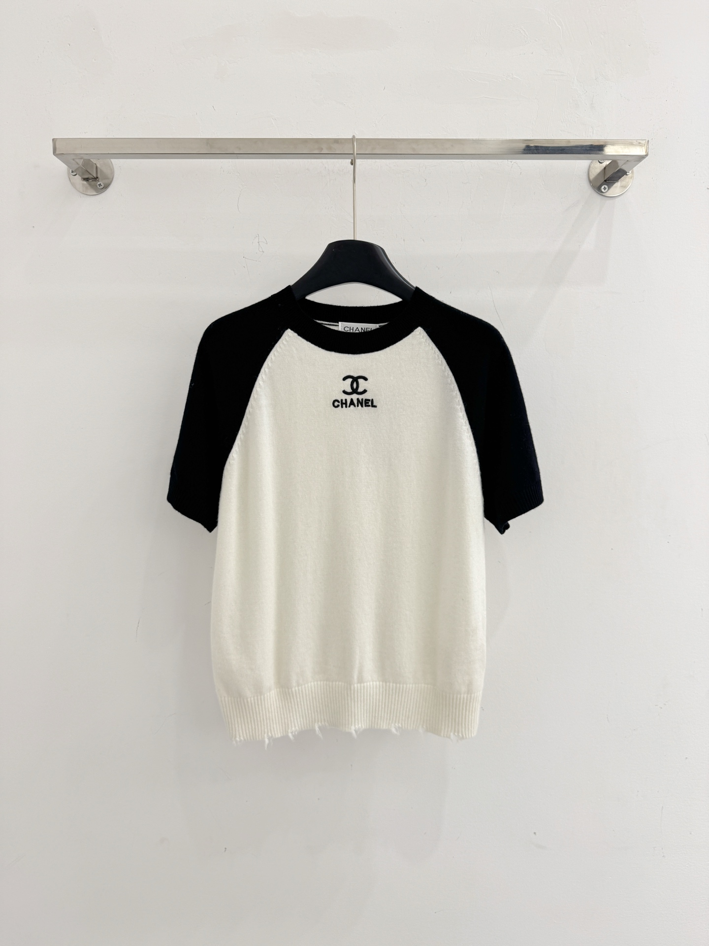 Chanel 刺绣拼色针织衫‌，撞色对比鲜明，胸前绣有‌字母花纹休闲百搭