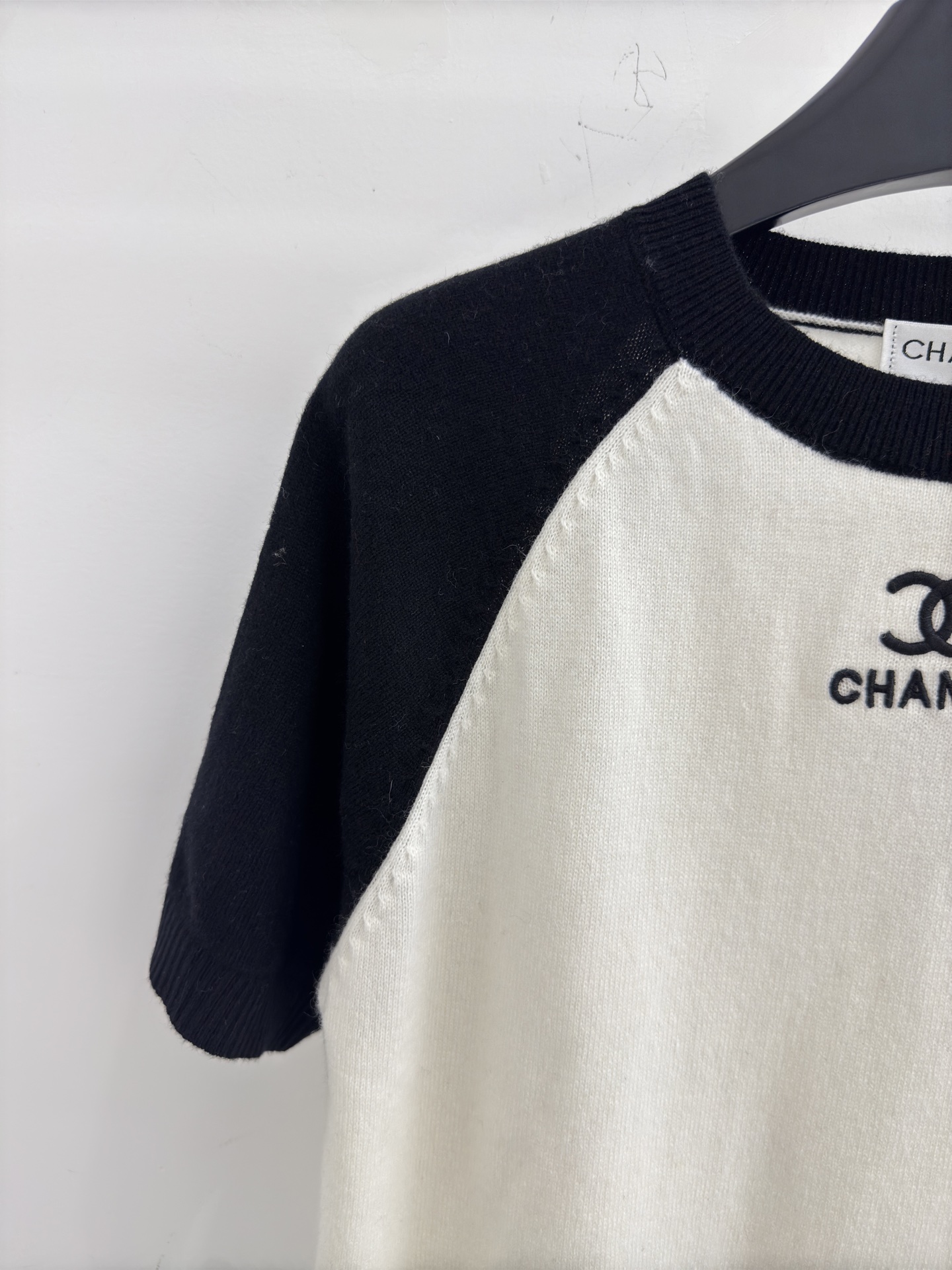 Chanel 刺绣拼色针织衫‌，撞色对比鲜明，胸前绣有‌字母花纹休闲百搭