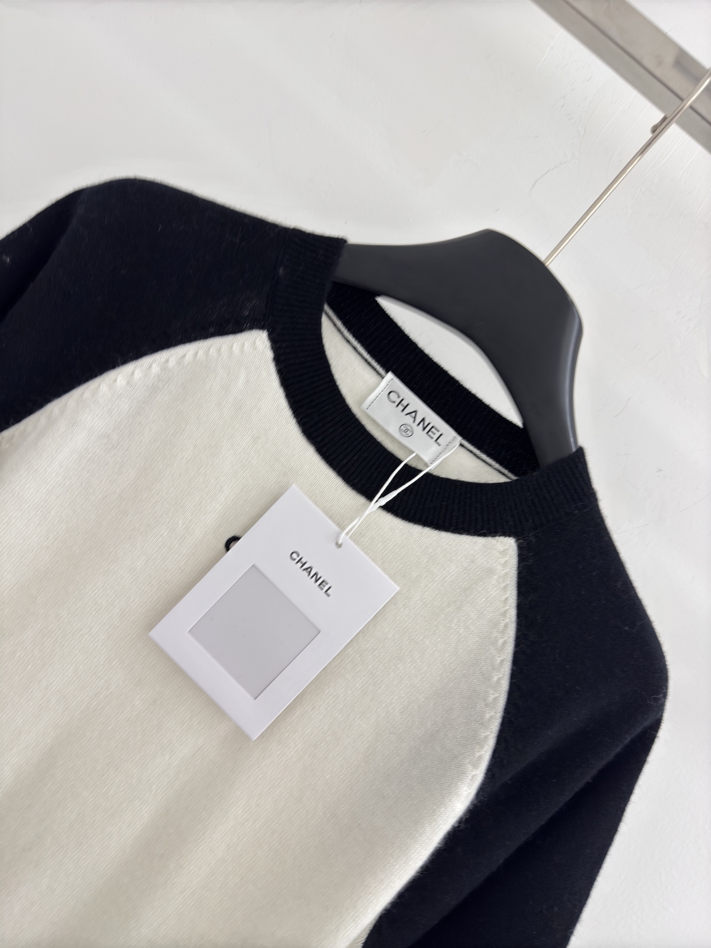 Chanel 刺绣拼色针织衫‌，撞色对比鲜明，胸前绣有‌字母花纹休闲百搭
