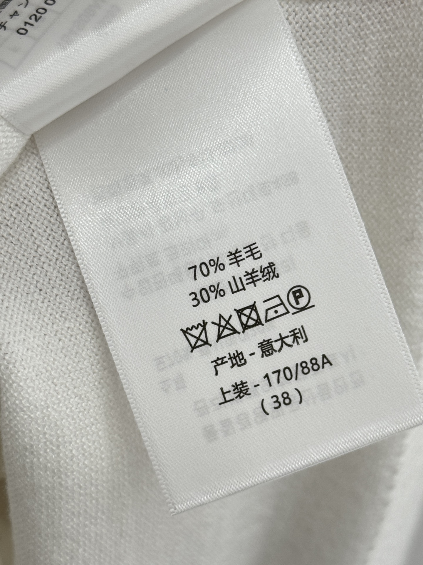 Unknown 整体风格优雅 衣身通过刺绣工艺呈现花卉图案，花朵色彩丰富，枝叶以深浅灰调勾勒，清醒自然
