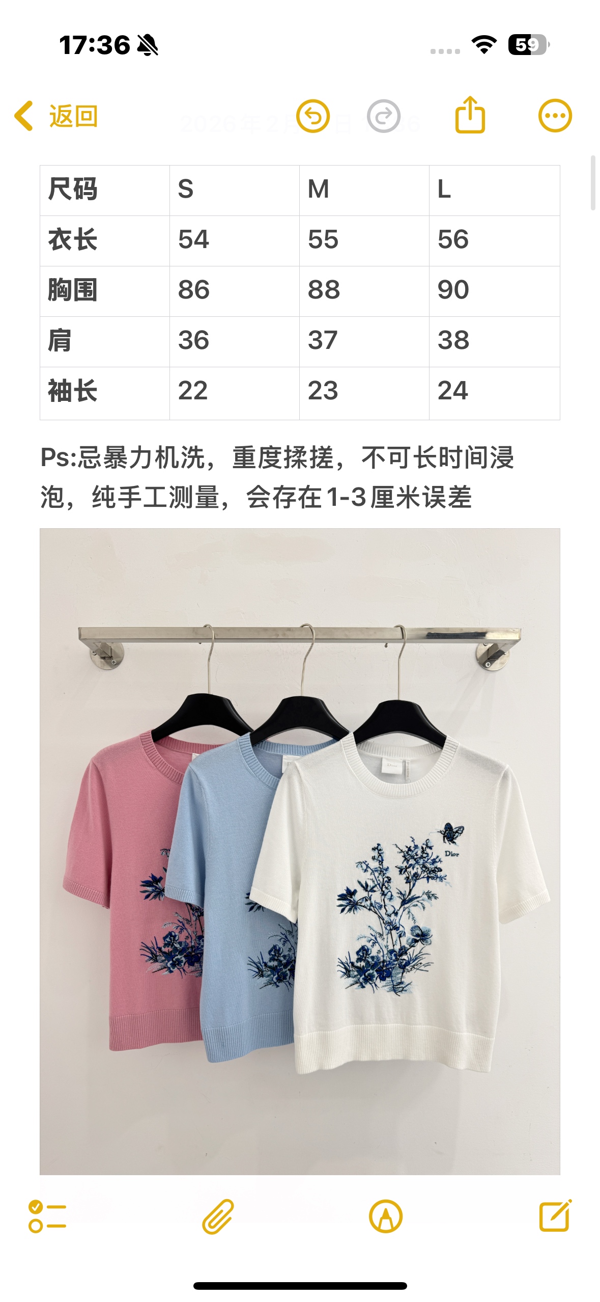 Unknown 整体风格优雅 衣身通过刺绣工艺呈现花卉图案，花朵色彩丰富，枝叶以深浅灰调勾勒，清醒自然